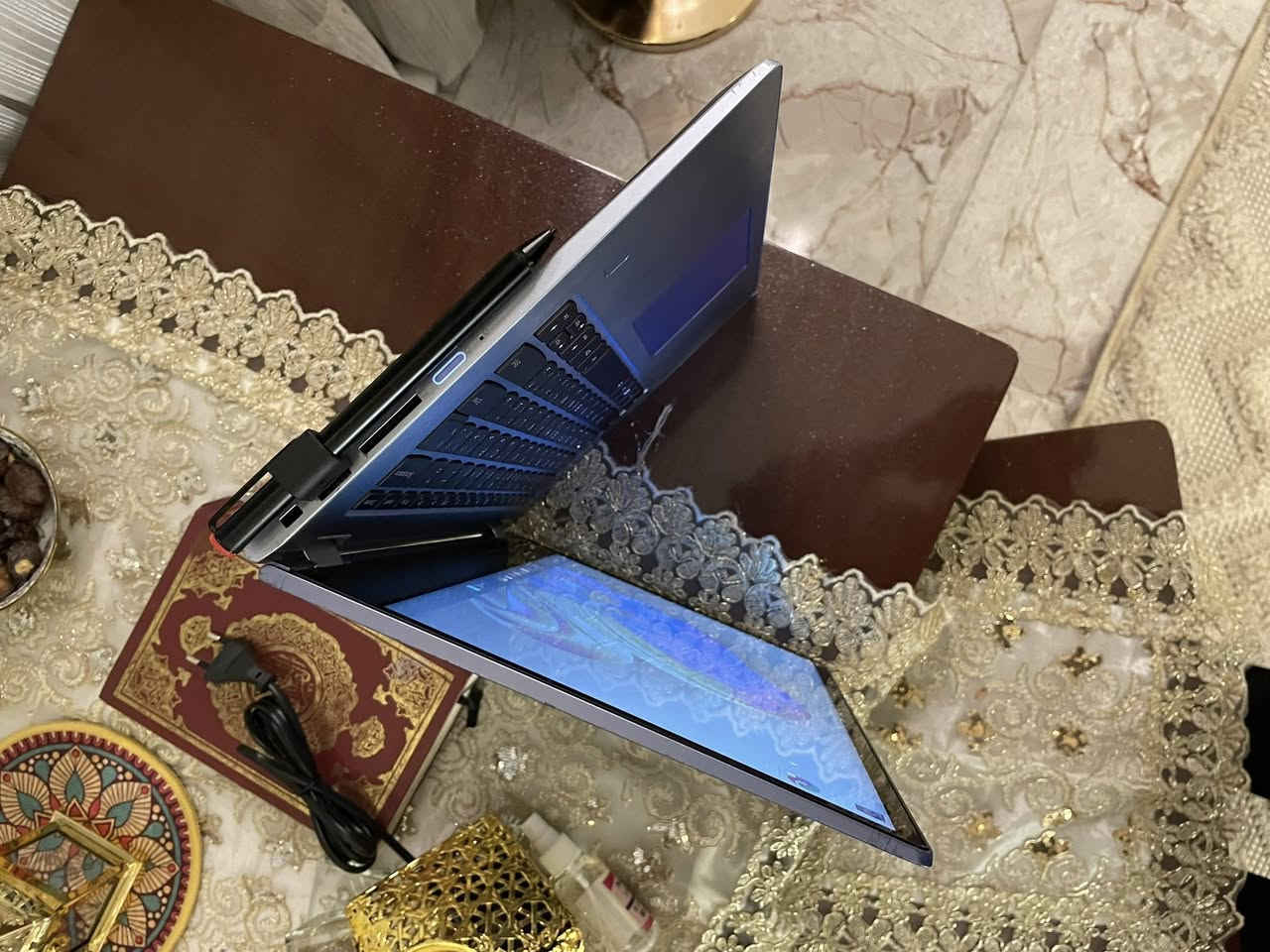 السلام عليكم لابتوب لينوفو لمس قلاب  وبي قلم للبيع
المعالج: i5جيل ثامن
الرام: 4  DDR4 
كرت الشاشه: شير 2كيكا
التخزين :256SSD
لابتوب بي بالاطار شوي مكسور مماثر على  اي شي شاحنته 45W
السعر:300وبي مجال 
مكاني بغداد واتساب ***********
