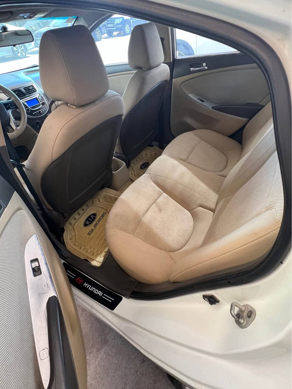 السلام عليكم

اكسنت 2013 خليجي رقم بغداد انكليزي بأسمي 

محرك 1600 قطرتين مكفول كير مكفول 

تبريد شغال صدر جديد تايرات جدد كل كهربائياتها شغاله مابيها اي نقص ماشيه 124 

قطعتين صبغ باب بصف السائق والبنيد بدون دواخل 

مكفوله 

السياره بلو 

فتحه 

تحكم ستيرن 

تحكم مري واشاير بالمري 

5 تچاوي 5 ويل كب abs

ارضيه مغلفه جلد 

مكان منصور 

سعر 97

***********
***********
الآسيا فقط واتس 

شراي اتصل بغداد, العراق
