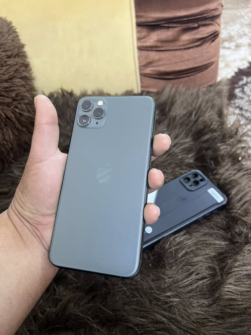 ايفون 11 برو ماكس (( وتر بروف )) ضد المي ممفتوح نهاىي للبيع :- 
لون تيتانيوم ✅
شرق اوسط ✅
ذاكره 256 ✅
بطاريه 77 بلادي انسه شي اسمه شحن والله تطول يوم كامل ✅
شاصي مكفول حت من الزلغ ✅
ويا كفرات 2 ✅
ولزكات شاشه 2 ✅
فيس ايدي شغال ✅
محدث لاخر تحديث ios 26.2 ✅
الجهاز ع ايد وحده من الشركه الحد هذا اليوم وابد ابد ممفتوح ولا داخل صيانه وتر بروف ميعبر هواء بس العام وكع مني وصان كم فطر صغار كلش بل كلاسه (( ركز كلاسه مو شاشه مو شاشه )) يعني الجامه الفوك فقط وابد ابد مماثرات بشي شادله لزكه مضلل وضايعات والي يريد يسوي ف بل ربيعي تتبدل الكلاسه (( الجامه فقط )) ب 25 الف بس اني عايفها لانو مماثر السعر 250 
العنوان بغداد باب معضم او كاضميه 
***********
