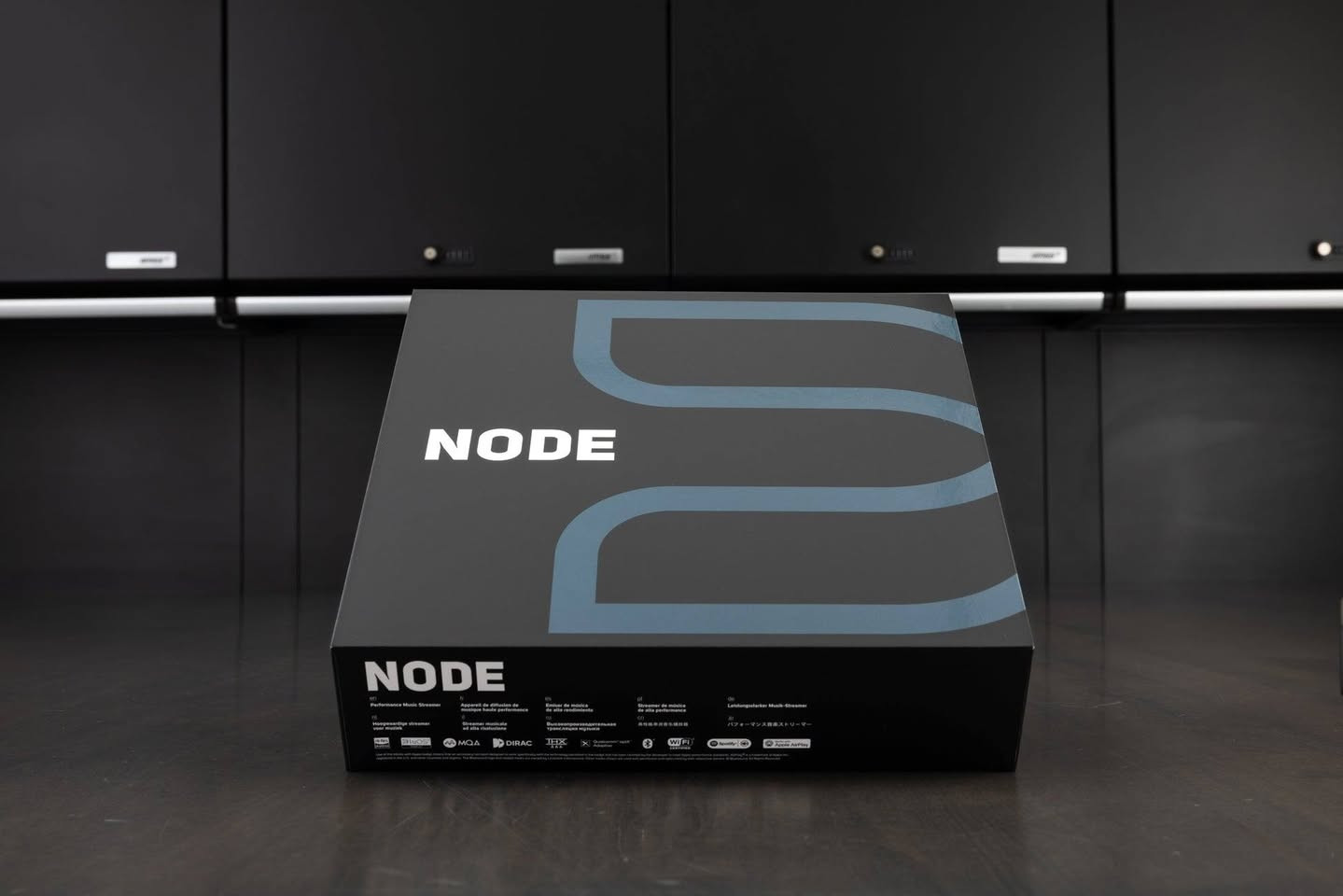 Bluesound NODE (N132) هو جهاز بث موسيقى لاسلكي عالي الدقة ومركز صوتي رقمي مصمم لتوصيل أنظمة الاستريو التقليدية أو مكبرات الصوت التي تعمل بالطاقة بخدمات البث الحديثة والمكتبات الرقمية. وهو بمثابة دماغ مركزي للصوت متعدد الغرف، ويعمل ضمن النظام البيئي BluOS. سهل الاستخدام
يمثل طراز N132 خطوة كبيرة في الإخلاص الصوتي وقوة المعالجة .

(الميزات والمواصفات الرئيسية)
DAC (محول رقمي إلى تناظري): مجهز ب ESS ES9039Q2M SABRE DAC لتقليل التشويه وتحسين تشغيل الصوت عالي الدقة.
المعالج: مدعوم من معالج ARM Cortex A53 رباعي النواة 1.8 جيجاهرتز.
دعم الصوت: يتعامل مع صوت يصل إلى 24 بت / 12 كيلو هرتز ويدعم تنسيقات عالية الدقة مثل MQA و FLAC و DSD256.
سماعة الرأس أمبير: يتميز بمكبر صوت مخصص لسماعة THX AAA المتطورة للاستماع الخاص 
خيارات الاتصال
المدخلات: HDMI eARC لصوت التلفزيون، والسرد البصري / التناظري، و USB لمحركات الأقراص الخارجية.
المخرجات: RCA ، البصرية ، المحورية ، و USB ، بالإضافة إلى إخراج مضخم صوت مخصص.
لاسلكي: Wi-Fi ثنائي النطاق، Gigabit Ethernet، و aptX Adaptive Bluetooth ثنائي 
السيطرة والتكامل
التحكم في التطبيق: متوافق تماما مع تطبيق BluOS Controller لنظام التشغيل iOS و Android وسطح المكتب.
المنزل الذكي: يعمل مع Apple AirPlay 2 و Spotify Connect و TIDAL Connect ويتكامل مع أنظمة التحكم المنزلية الذكية الرئيسية.
الضوابط المادية: تتميز اللوحة العلوية بلوحة لمس استشعار القرب مع خمسة إعدادات مسبقة سريعة اللمس قابلة للبرمجه.


**إذا كنت صاحب هذا الإعلان وتريد حذفه لأي سبب، رجاءا أرسل رسالة إلى الدعم الفني**