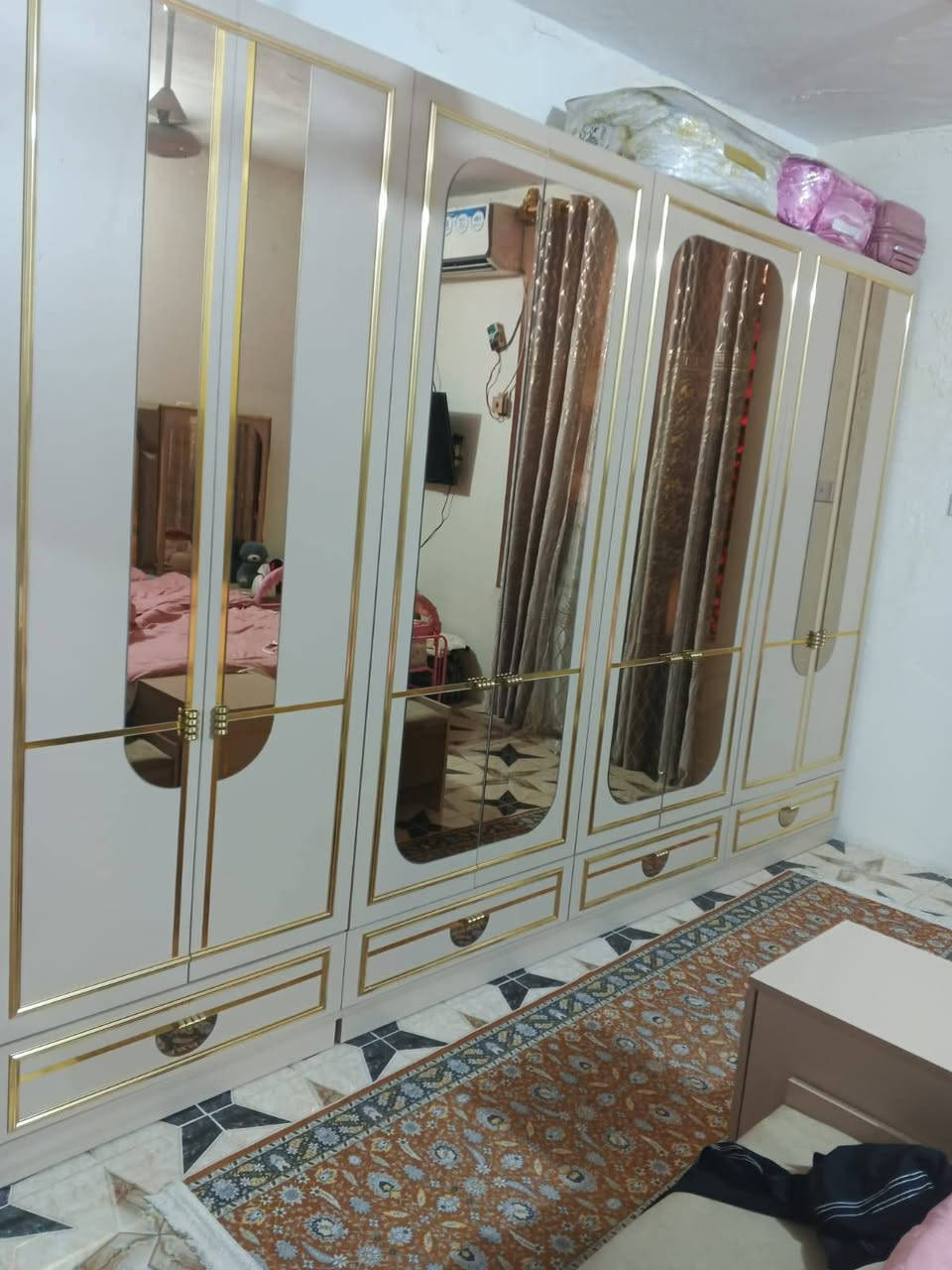 السلام عليكم غرفه اخشاب تركي  11 قطعه نضيفه كلش لبيع العنوان بغداد   الاتصال ***********

