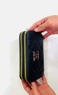 محفظة مبطنة • تفاصيل ذهبية • تنظيم فلوس وكروت