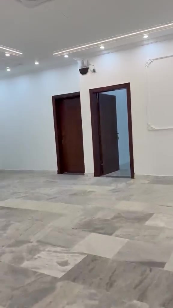 سلام عليكم
بنايه جديده نضام vipفي الجنينه(موقع مميز)تحتوي على مجموعة شقق غير مسكونه سابقا بحيث تحتوي كل شقه على غرفتين اوثلاث غرف كبيره وصاله كبيره ومطبخ مؤثث بالكامل وتبريد مركزي في كل شقه بحيث وتوجد مصاعد كهربائيه في داخل البنايه (تؤجر مكاتب رسميه وسكني) للاستفسار الاتصال عبر الرقم ***********
