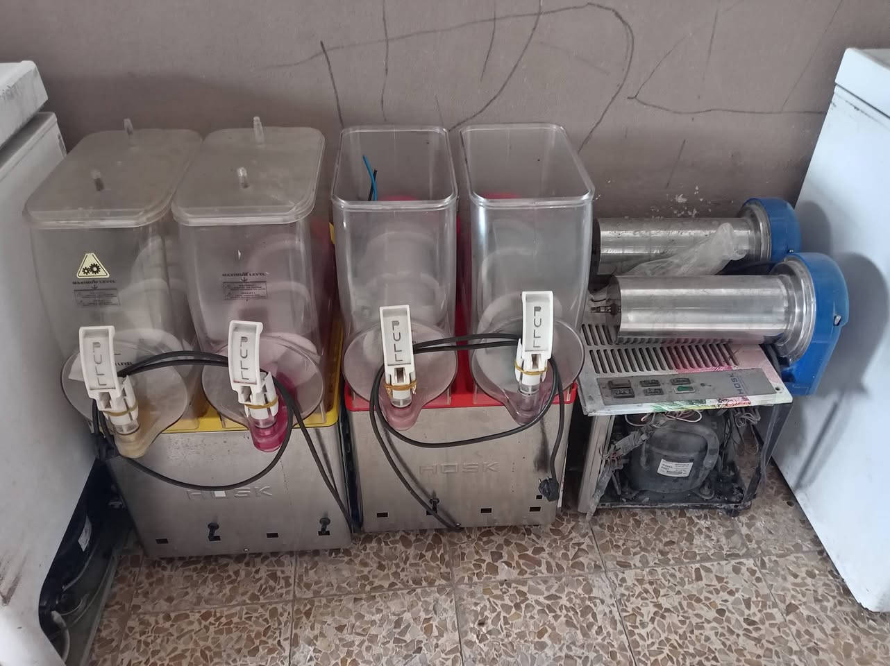 اجهزة عصائر وجهاز مرطبات بحالة جيدة جدا للبيع***********
