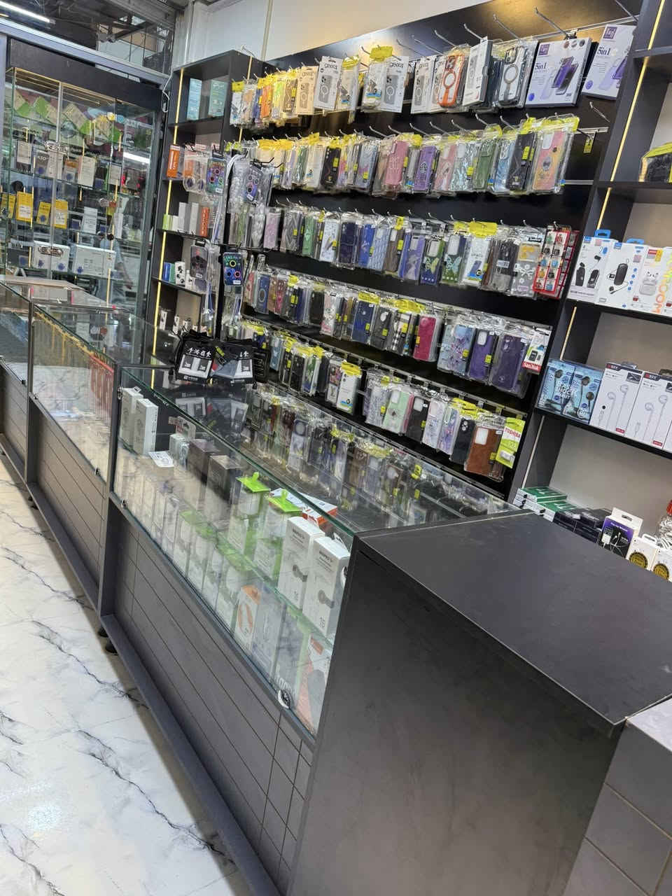 ديكور مكتب مبايلات للبيع مستعمل قليل جدآ  حيل نضيف ومرتب فقط ديكور بدون غراض السعر مليونين اوبيه مجال 
***********
