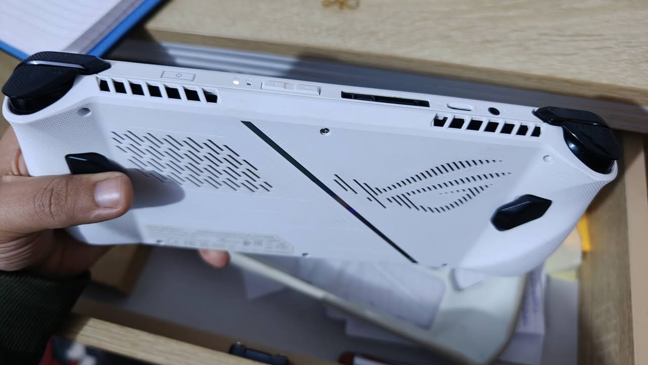 السلام عليكم
asus rog ally z1 extreme
روج اكستريم نضيف جدا 
كامل غراضة موجود سعره 560 الف سعر نهائي 
مكاني كربلاء حي الغدير و توصيل موجود 
*********** 
CPU: AMD Ryzen Z1 Extreme (8-Core / 16-Thread).

GPU: AMD Radeon RDNA 3 (8.6 Teraflops).

RAM: 16GB LPDDR5.

SSD: 512GB NVMe Gen 4.

Display: 7" Touch, 1080p, 120Hz, 500 nits.

OS: Windows 11 Home.

Weight: 608g.

Battery: 40Wh (65W Fast Charging).
