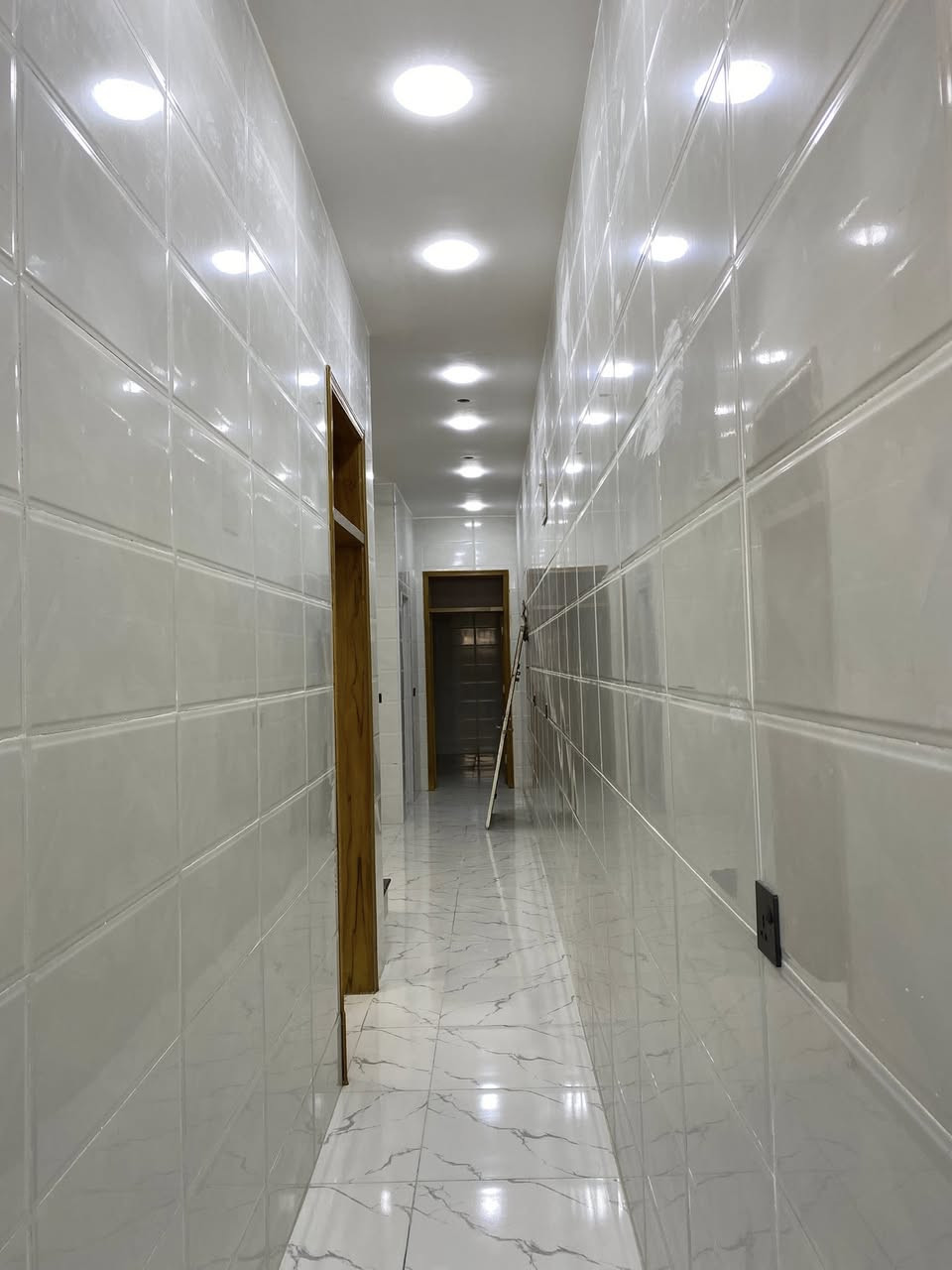 السلام عليكم
دار للأيجار بناء جديد مساحه 100 متر بناء درجه أولى جاهز من جميع الخدمات يحتوي على استقبال وصاله كبيره ترهم مطبخ بارد وصاله استراحه وحمام وغرفه نوم كبيره مثل ما واضح بل تصوير 
العنوان 📍الشرطه الخامسه الزراعي الجديد مقابل مدرسه القادسيه يبعد عن شارع سويب العام 100 متر فقط 
الاستفسار الاتصال على الرقم / ***********
