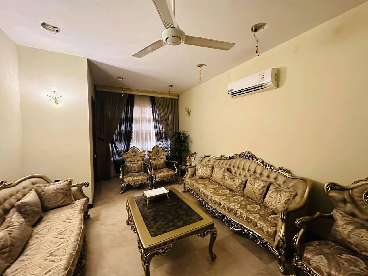 دار للايجار  جديد فول مؤثث
مساحة 200

طابقين 

 ط(1 )كراج +استقبال+مطبخ+هول + غرفتين نوم +صحيات

ط(2)استقبال+مطبخ +هول+ غرفتين نوم +صحيات+بيتونة

الموقع دوميز

للاستفسار 
  واتساب  ***********
