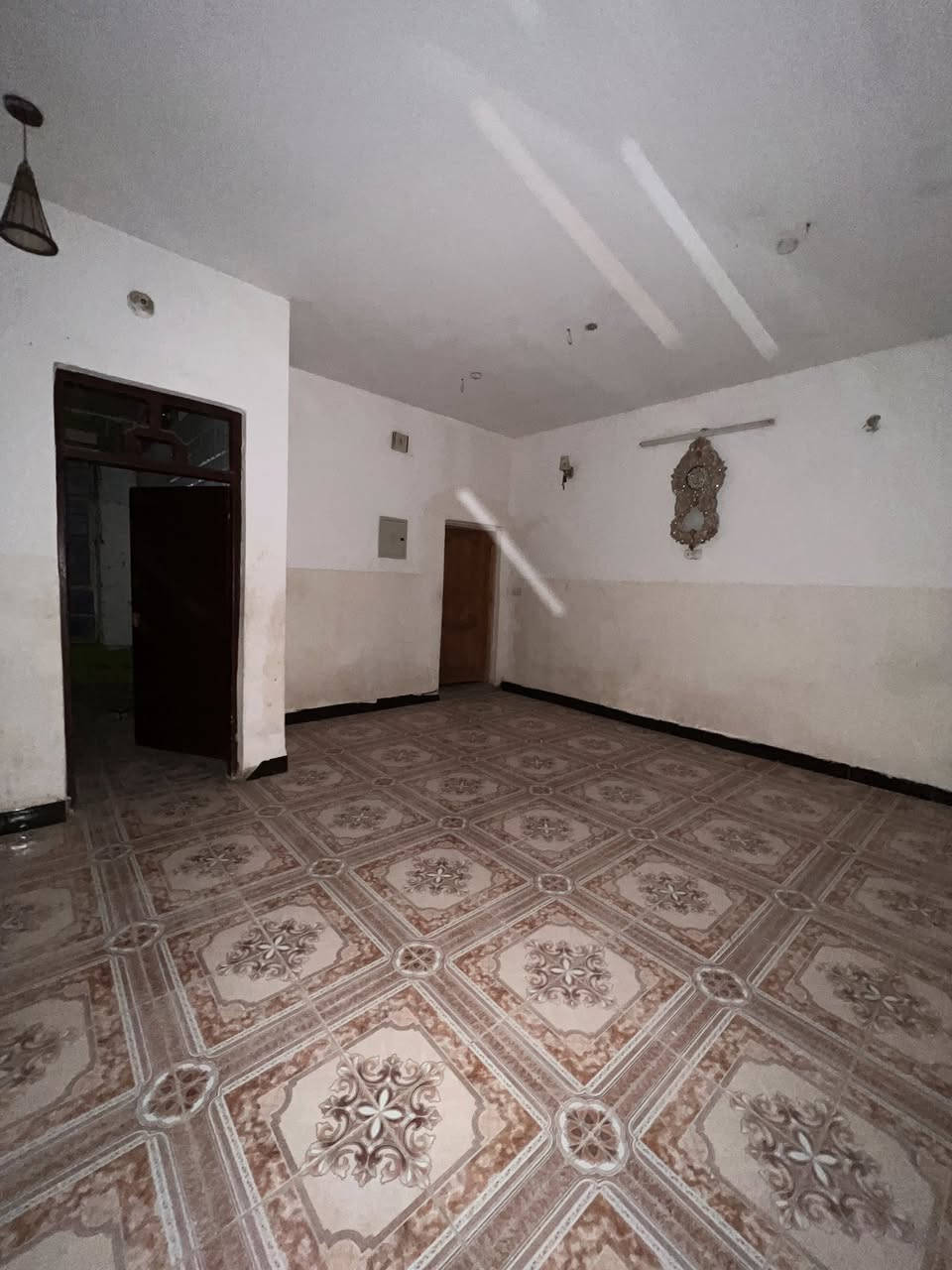 دار للأيجار 
في الفلوجة جغيفي الثاني قرب جامع عبد الرزاق الضاهر 

مساحة 150 متر 
طابق واحد وغرفة وصاله وستقبال وحمام ومطبخ وكراج سيارة 
بيت نضافة 50‎%‎ 
يرادله فقط صبغ ومطور ماء وجام لشباك البيتونة
وشتحط تكطع من الأيجار 
ارضية سراميك كامله خط مولد وطنية جاهز 
بيت مرتب فقط يرادله هاي النواقص وغسل

سعر الأيجار 250 الف 

***********
***********
