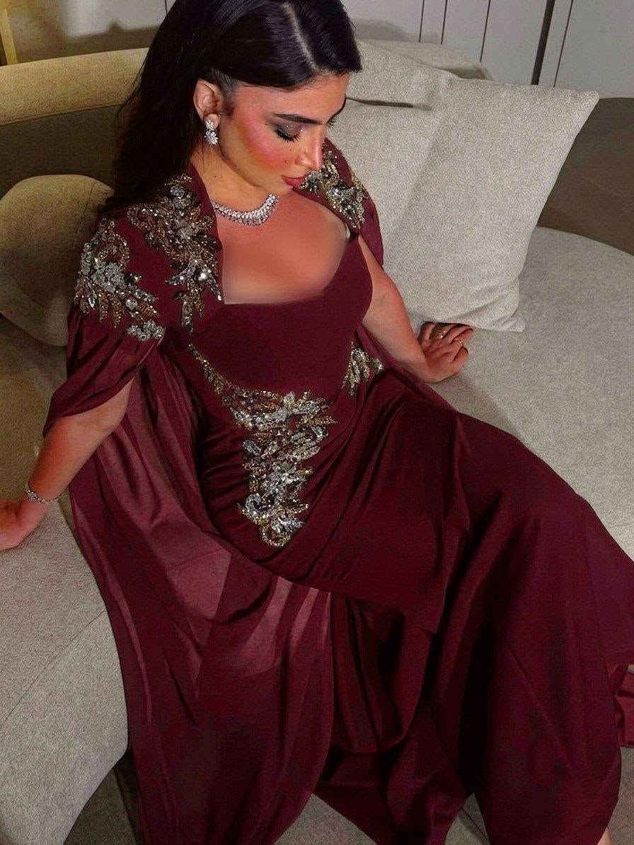 ✨ فخامة التفاصيل 👑 

موديل راقٍ بتطريز يدوي فاخر من الخرز والكريستال، يزيّن الكتفين والخصر بإتقان، 

مع شال شيفون انسيابي نازل من الكتفين يمنح الإطلالة لمسة ملكية آسرة وحركة أنيقة مع كل خطوة.

المقاسات : 38.  50 

القماش : دبل ايطالي + شيفون فاخر 😍😍


**إذا كنت صاحب هذا الإعلان وتريد حذفه لأي سبب، رجاءا أرسل رسالة إلى الدعم الفني**