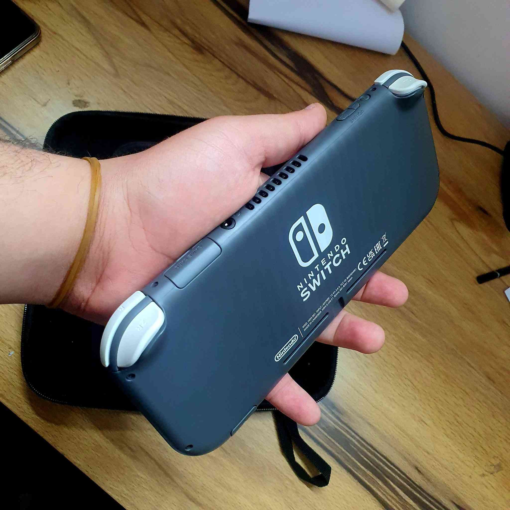 السلام عليكم ، نينتيندو سويتش لايت
مرحبا شباب متوفر حاليا نينتيندو سويتش لايت مهكر قطعه اصلي نظامين معزولات online + offline ♥️ 
اخر تحديث للنظامين ثنينهم وطبعا الجهاز اخو الجديد
نضافه 101% يلمع 

الجهاز المرغوب لسهولة التنقل وصغر الحجم يجي بأقوى الألعاب مثل / 
تومب رايدر - ريد ديد - ذا وتشر 3 - فيفا 25 - 
نسخ رزدنت ايفل الرابع والثاني - والكثير ،،،
وتقدر تحمل اي لعبه مجانا على النضام المهكر

اون لاين شغال لجماعه فورت نايت - روكيت ليك - يوتيوب - وغيرها ،،،

الجهاز بدون اي خلل او مشكله سليم وجديد مع الضمان شرط الفحص والتأكد - بطاريته جدا ممتازة  
رام مميز 256 جيجا ساندسك الترا اصلي
ملحقات وهي جنطه نينتيندو لايت الخاصه وشاحن

سعر الجهاز 225 قفل
العنوان / بغداد - البياع - شرطة الخامسة 
رقمي / ***********
يوجد توصيل لجميع المناطق والمحافظات
