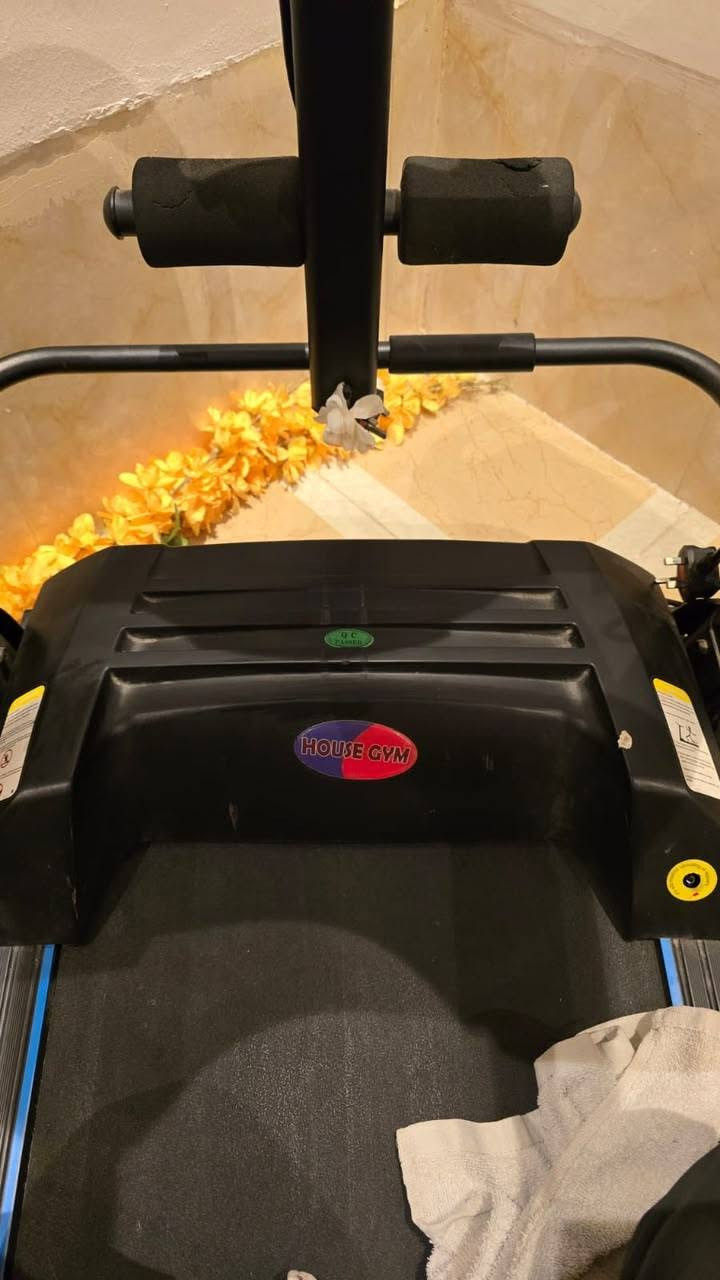 للبيع جهاز سير منزلي من ماركة House Gym بتصميم أسود.الجهاز مزود بشاشة عرض لمراقبة الوقت، السعرات الحرارية، نبضات القلب، والمسافة.يحتوي الجهاز على ميزات إضافية مثل مدخل بلوتوث، شاحن موبايل، ومفتاح أمان.يمكن للجهاز تحمل أوزان تصل إلى حوالي 140 گ


**إذا كنت صاحب هذا الإعلان وتريد حذفه لأي سبب، رجاءا أرسل رسالة إلى الدعم الفني**