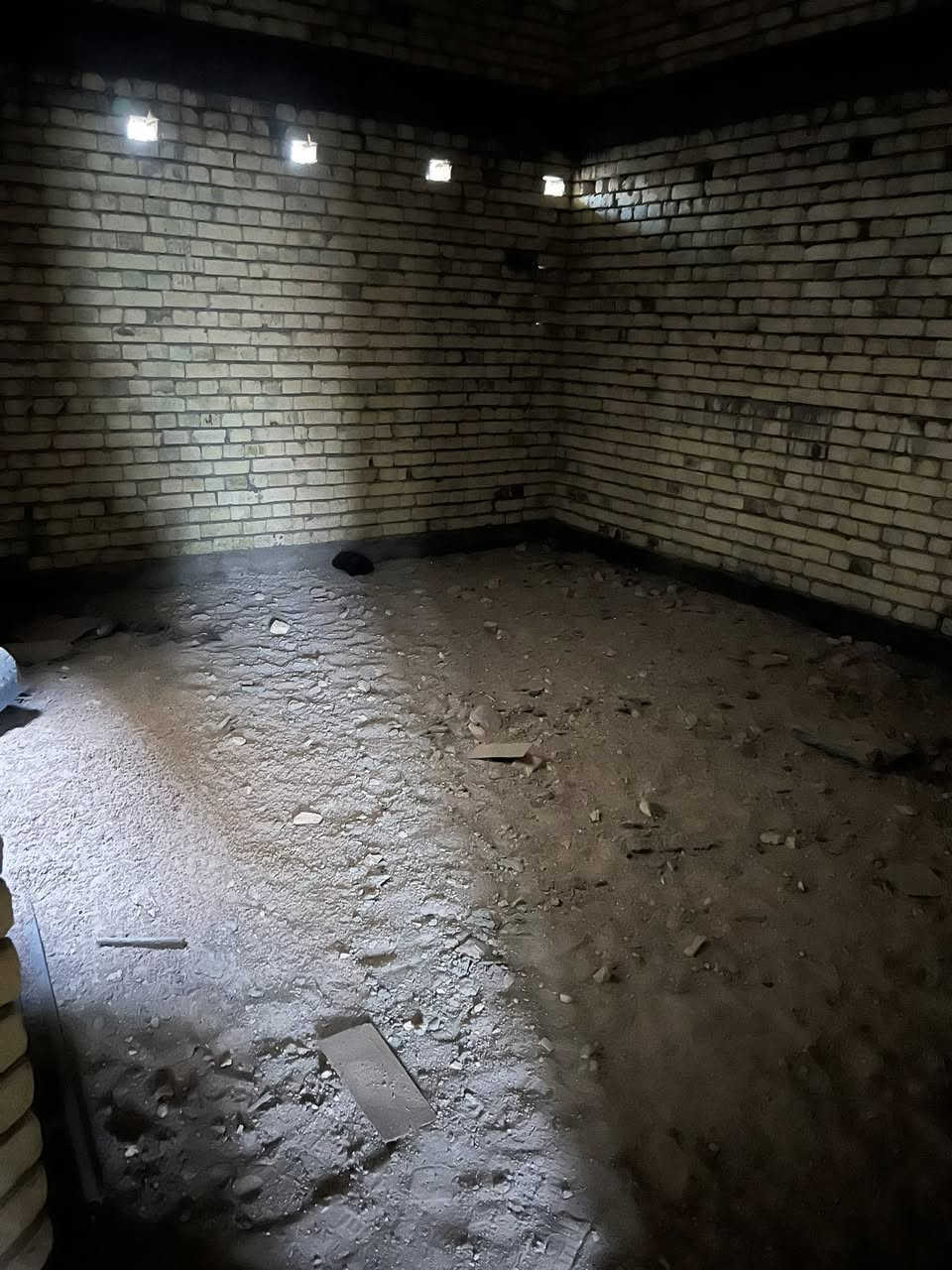 بيت للبيع هيكل كامل طابق واحد بناء جديد بناء طابوق شغل درجه اولى يحتوي على غرفتين منام دوانيه مطبخ حار بارد مفتوح ع صاله مجمع صحيات $منطقه الصالحيه يبعد عن شارع الصالحيه العام ٣٠٠ متر قرب مدارس الريف الزاهر $السعر ٩٨مليون وبي مجال قليل الاستفسار الاتصال ع الرقم &*********** مساحه البيت ٢٠٠متر
