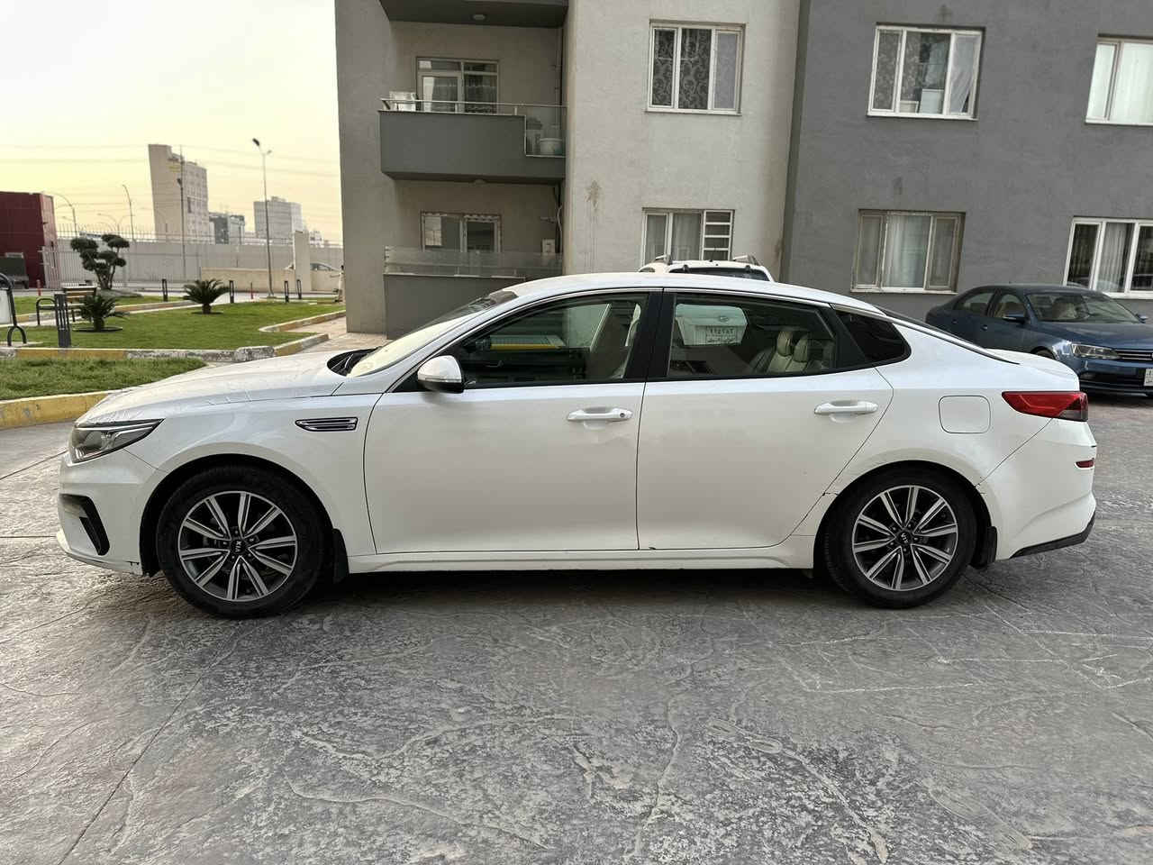 السلام عليكم
KIA OPTIMA 2020 للبيع 
السياره وارد خليجي يعني مكينه دوش 2400 cc المرغوب السياره مكفوله من الصبغ ماعدا تعديل بوارد بسيط .
كير و مكينه بشرط برغي ممفتوح بيها ✈️ تبريد ثلج ❄️ 
مواصفات ستندر مري شفط تحكم ستيرن جهتين بدون فتحه و الكشنات بلادي مخمل اني مغلف الكشنات جلد درجه اولى بلادي .
رقم اربيل سنويه و هزه جديدات تحويل ثاني يوم بشرط .
سعر السياره 165 ورقه و عنواني اربيل و رجائا الي ميعرف بل سياره ليكسر بحلال العالم بل تعلقيات لان وارد الخليجي كلش قليل و مرغوب .
للاستفسار اكثر هذا رقم تلفوني *********** متوفر اتصال و واتساب
