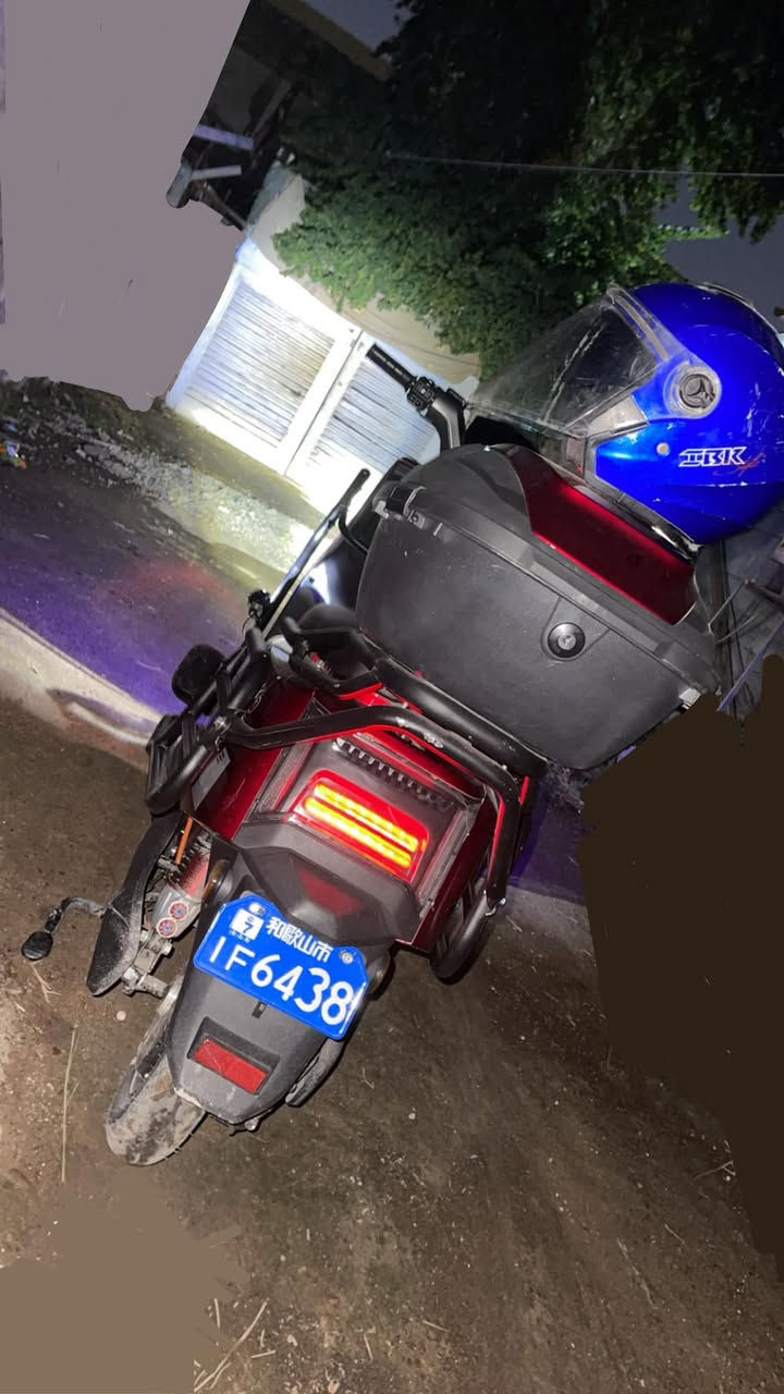 سلام عليكم من رخصتكم 
دراجة شحن للبيع جديدةة مستخدمة فقط شهرين او اقل ماشية قليل على كد مدرسة والبيت اشتريتهة شهر ١١ نهاياتة 
ملف ٢٠٠٠ / ٦ بطاريات كبار تمشيك ٨٥ كيلو / مزودة عقل رياضي / يدات رياضي / ويل رياضي / عدسات زنون / عدسة بومة / درع داير مداير الدراجة / تشغيل عن بعد / كارت شاشة تشغيل / تقفيل وفتح الدراجة بل بصمة كذلك / صندوكين بيهة 
سعر ٨٥٠ وبيهة مجال حك الجية 
مكاني بغداد شارع فلسطين 
رقم التواصل ***********
