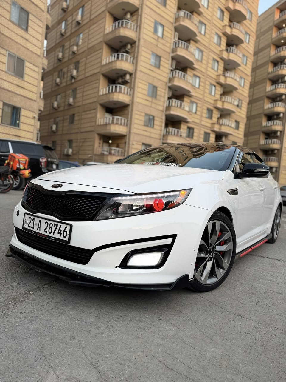 سلام عليكم للبيع فقط
كيا اوبتيما فئة SX/Torbo اعلى فئة 
موديل :2015 
الممشة : 101 الف مايل 
اللون : ابيض + تغليف السقف اسود 
السيارة تقرير غرق من امريكا وبلعراق اتبدل باب السايق الامامي نفس اللون وشبر صبغ بلجاملغ والتكمة من جهة الجاملغ وبيها بارد مكانين 
رقم سليمانية الجديد بأسمي هزة وفحص كله جديد شرط التحويل 
محرك 2000 تيربو جديد قبل اقل من سبوع شديتة هوه والتوربو 
السيارة جاهزة بدون نقص نهائياً شرط الفحص 
عليها اضافات عيون الشيطان وسبايدر ولحاية ومصروف عليها 
مواصفات الSX الفول للاخير 
بصمة تشغيل وبيبان 
بانوراما
كشنات جلد +كهرباء 
تدفائة + تبريد كشنات امامي خلفي 
شفتات ستيرن 
شاشة كبيرة + كاميرا خلفية 
رادار جاني 
سماعات infinty 
تبريد مناخين منفصل 
تبريد قطعتين 
وبعد هواي مواصفات بيها الجناي يعرف هاي الفئة 
السعر المطلوب 125$ وبيها مجال 
عنوان بغداد الاسكان مجاور كلية الادارة والاقتصاد 
‭0774 103 3577‬
