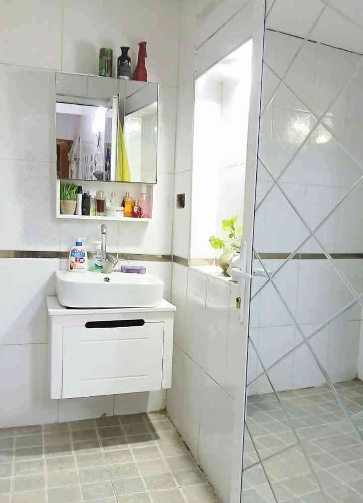 عرض حصري ...عرض حصري 
بيع مستعجل📍 سعر جدا جدا مناسب ❗❗❗
🏠️️للبيع دار سكن حديث🏠

🔴المساحة : 90م
🟠الواجهة: 4٫50م    
🟡النزال: 20م.  

💯بناء حديث درجة اولى مع خدمات راقية:

      🔷الابواب الخارجية قاصة محكم الغلق تركي
      🔹️الابواب الداخلية خشب صاج 
      🔹️الشبابيك المنيوم تركي حديث
      🔹️المحجر المنيوم تركي حديث
      🔹 سخان ماء + ماطور ماء + 2 خزان ماء(1000لتر) كل واحد
      🔹نظام(انترنت+سبالت+انابيب دفن)
      🔹 اضواء سبورتلايت
     

🟩الطابق الارضي: 

       🟢️حديقة خارجية
       🟢خدمات صحية خارجية
       🟢️صالة 
       🟢️ حديقة داخلية
       🟢️مطبخ حار + مطبخ بارد
       🟢️خدمات صحية 
 
🟦الطابق الاول: 
 
       🔵️غرفتين نوم
       🔵️خدمات صحية 

🟪️الطابق الثاني:
   
       ️🟣بيتونة
       🟣سطحين امامي وخلفي
    

📌موقع الدار:
      [حي البنوك / الميثاق / مربع الاعتزاز] ✅الشارع نافذ ، يبعد المنزل عن الشارع العام 60م
______________________________________________

‼ السعر مناسب مقارنةً مع اسعار العقارات في نفس المنطقة.
_____________

للاستفسار مراسلة الصفحة على الخاص 
او الاتصال على رقم صاحب العقار : ***********
📞متوفر واتساب
