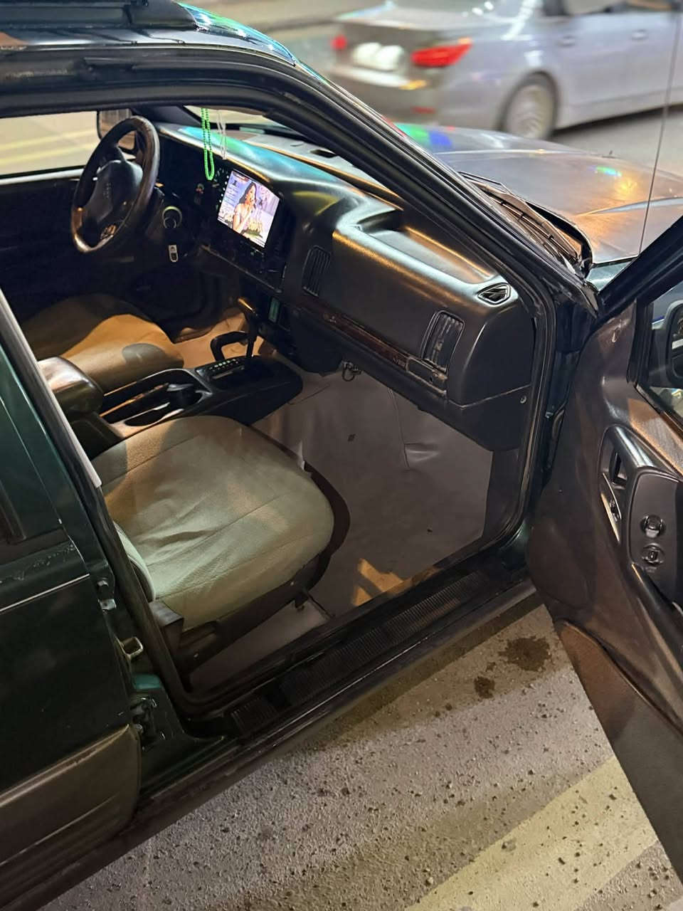 سلام عليكم jeep. مديل 1997 بلاديه من دعاميه للدعاميه  برغي مابيه نقص حداديه جاهزا
تبريد  ثلج 
كهربايات كله  شغاله 
بسمي تحويل ثاني يوم 53 وبيها مجال 
***********
