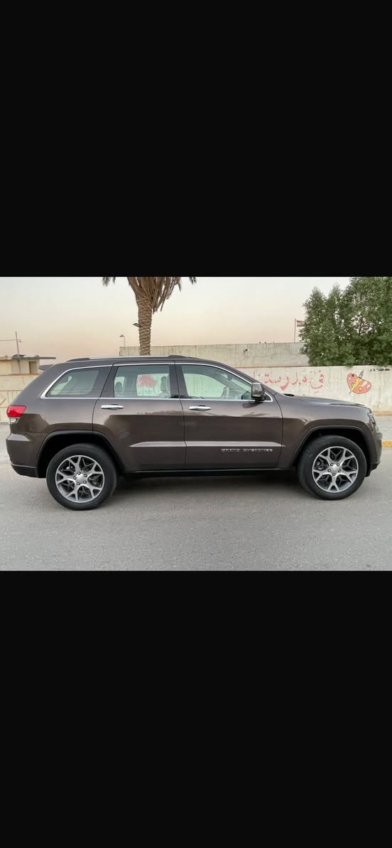 السلام عليكم جيب 19خليجي وكاله ليث العبيدي لمتد سياره جديده سياره صار بيه البنيد صبغ واشويه من الحاملغ فقط بدون دواخل ***********
