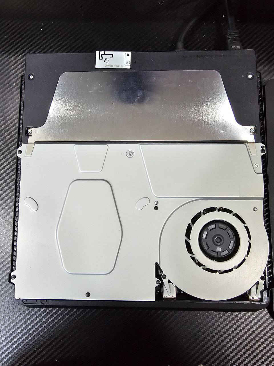 سلام عليكم بلي 4 سلم مهكر ذاكرة 1 تيرا 
مع 2 جوستك مع حساب بي 10 العاب مثل ما موضح بالمنشور 
الجهاز كامل ملحقات و استعمال قليل وصار 3 اشهر من اخذتة 
مع شاشة سمارت حجم 50 مع ups 2000 
اذا بس البلي ب 240 الف 
اذا البلي مع الشاشة و ال ups  ب 500 الف 
مكاني بغداد حسينية الراشدية رقم ***********
