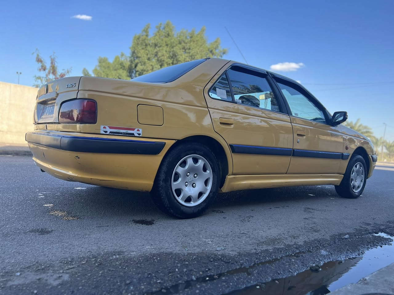 سلام عليكم بيجو بارص ٢٠١٥
سياره بيه منضومة غاز يطالي+ بانزين 
محرك خارج وداخل جديد كفاله 
تبريد ثلج ❄️ تخم تاير جديد 
رقم بغداد باسمي مشروع وطني تحويل ثاني يوم مصفره وغرامات وهيئه وهزه جديده سياره خير من الله جاهزه من كلشي 
مكان سياره بغداد رايده ٤٠ رقمي ***********
