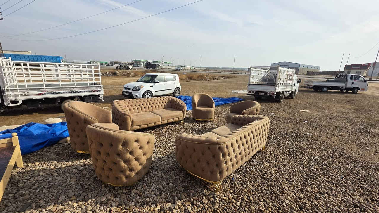 📢 عرض خاص: فخامة التركي بسعر البالة! 🛋️🇹🇷
يعلن مجمع الربيع للأثاث المنزلي عن توفر تخم "لقطة" يجمع بين التصميم الملكي والنظافة الفائقة:
 * الموديل: تركي (تشيسترفيلد) عصري، لون بيجي ملكي مطعم بإطار وقواعد ذهبية.
 * السعة: 10 مقاعد كاملة (جامبو).
 * الحالة: بالة درجة أولى، نظافة ممتازة جداً (نفس الصور تماماً).
 * التصميم: ظهر كابتوني يدوي مع أرجل ذهبية مودرن تضفي لمسة من الأناقة.
💰 السعر:
650,000 دينار فقط! (سعر تنافسي جداً مقارنة بالموديل والحجم).
📍 العنوان:
محافظة واسط - قضاء الصويرة
طريق (بغداد - صويرة) | مقابل محطة رضا الصالح الثانية.
بالقرب من مطعم هنداس (للمتوجهين نحو الصويرة).
📞 للاستفسار والحجز:
يرجى الاتصال على الرقم التالي:
***********
مجمع الربيع.. اختياركم الأول للأثاث الراقي والمتين.
