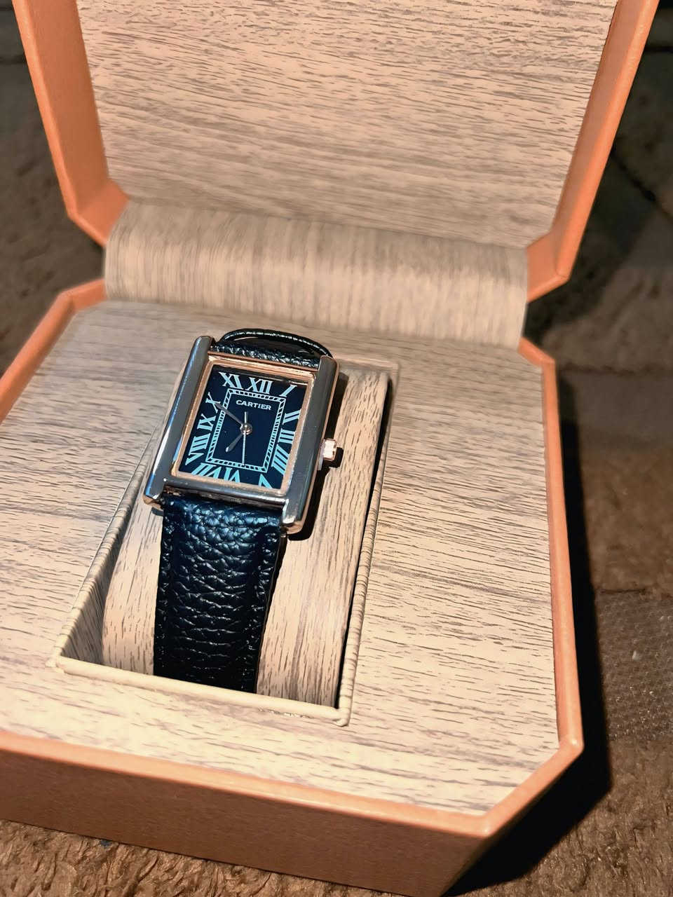 ⌚ ساعة كارتييه كلاسيكية
من ماركة Cartier العالمية 🌟
تصميم مستطيل أنيق بإطار راقي يعطي فخامة واضحة.
أرقام رومانية مرتبة مع عقارب دقيقة لقراءة مريحة 🕰️
حزام جلد طبيعي ناعم يضيف لمسة أناقة وثبات باللبس.
متوفرة بلونين مميزين:
▪️ أسود بواجهة داكنة فخمة 🖤
▪️ ذهبي بواجهة بيضاء كلاسيكية 🤍
💰 السعر 11 ألف فقط
🚚 التوصيل مجاني


**إذا كنت صاحب هذا الإعلان وتريد حذفه لأي سبب، رجاءا أرسل رسالة إلى الدعم الفني**