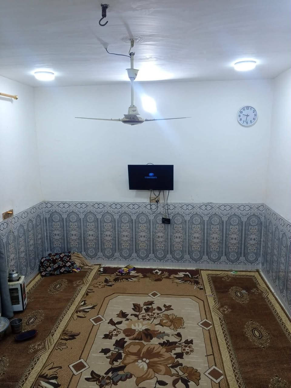 بيت للبيع طابو صرف مساحه 113 حي العسكري الصدر الثالث قرب مدرسة المسره يحتوي على  استقبال غرفه  صاله مطبخ وصحيات السعر 70 وبي مجال الاستفسار ع هذا الرقم ‏‪***********‬‏ واتساب موجود
