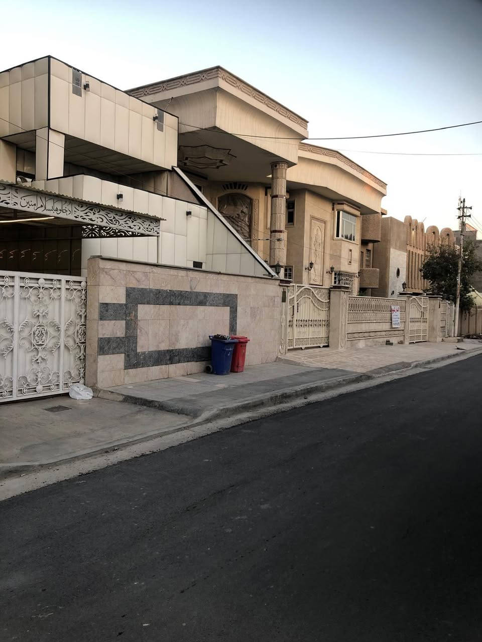 السلام عليكم للبيع دار بحالة جيده جدا طابو ملك صرف في علي الصالح قريب على الشارع العام يبعد بيتين عن شارع ١٤ رمضان 
400m
واجهة17m
نزال 23/5
الطابق الارضي 
صالة  5في8m
هول 5في7m
غرفتين نوم 6في4 
5في4
مطبخ  6في4 سيراميك
حمام2/5في3 سيراميك
حولي 5/5في 3/5
حديقة 
3 مناور داير مادير البيت
كراج تحت الارض 5في8
كراج خارجي 
الطابق العلوي 5 غرف
حمام سيراميك
سويت في احد الغرف
حولي 
 الواجهة حجر 
الدار في حالة جيدة جدا
علما/ ان المنطقه قد تم تبليطها حديثا مع الارصفة 
للاستفسار الاتصال***********
