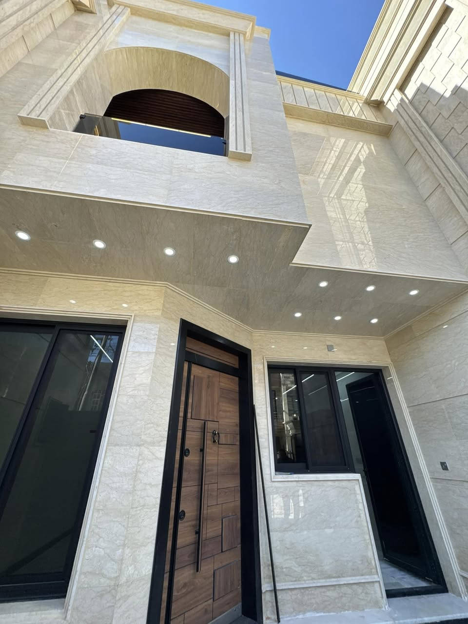 � للبيع حصراً لدى شركة الاستقرار للاستثمارات العقارية 🏠
📍 الموقع: بغداد – السيدية – مربع الضباط – شارع عرض 15 متر

✳️ دار سكني راقٍ بمواصفات متميزة ✳️
بمساحة 120 متر وبنزال 20 متر
"تصميم وتنفيذ شركة الاستقرار للاستثمارات العقارية"

الدار يتميز بـ:
• بناء مودرن بأحدث التفاصيل المعمارية
• 3 غرف نوم نظام سويت
• هول حولي واسع + استقبال أنيق
• مطبخ مجهز بالكامل من أجود أنواع المطابخ
• واجهة مرمر بتصميم هندسي مميز
• أرضية مرمر فخم
• ديكورات داخلية متكاملة
• ألمنيوم تركي الصنع (سلايد ومفصلي)
• تنفيذ دقيق بمعايير هندسية عالية

✨ الدار جاهز للسكن الفوري ✨

📞 للاستفسار والتواصل:
• أبو علي الجنابي: ***********
• علي الجنابي: ***********

📍 موقعنا: السيدية – شارع الضباط – قرب دائرة الكهرباء
شركة الاستقرار للاستثمارات العقارية

الاستقرار… ثقة تُبنى … خبرة متطورة
