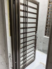 باب حديد • ٢٢٠×٩٠ • شباك