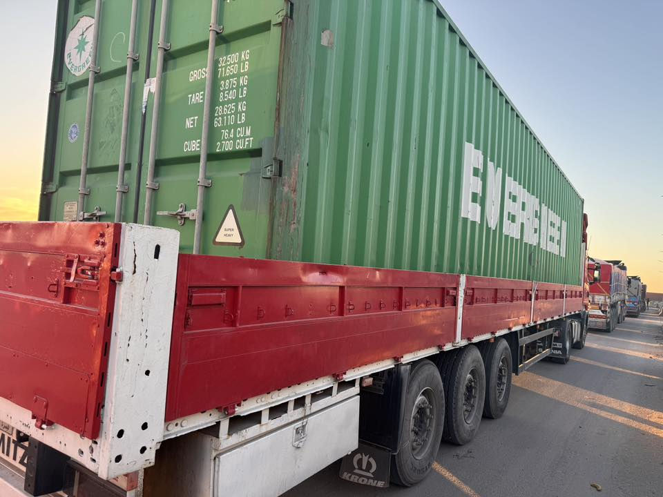 سلام وعليكم سياره 2006 حجم لمكينه 380 ميكنتها بيها خيط بخار عربانه كملايز بريك دسك دنكير ثالث علاك وسياره خير من الله سعر 250 وبيها مجال حك جيه رقم ***********
