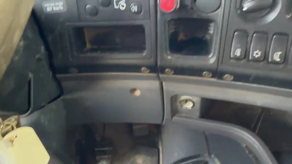 Scania R420
ستة الصنع 2008
عداد 583000 كم
ناقل حركة أوتوماتيكي 
قوة المحرك 420 حصان 
عدد المحاور 4 
نظام المحور 8×4
السعر 45 ألف دولار 
شامل كمرك ضريبة شحن 
مدة الوصول 25 يوم بعد الحجز


**إذا كنت صاحب هذا الإعلان وتريد حذفه لأي سبب، رجاءا أرسل رسالة إلى الدعم الفني**