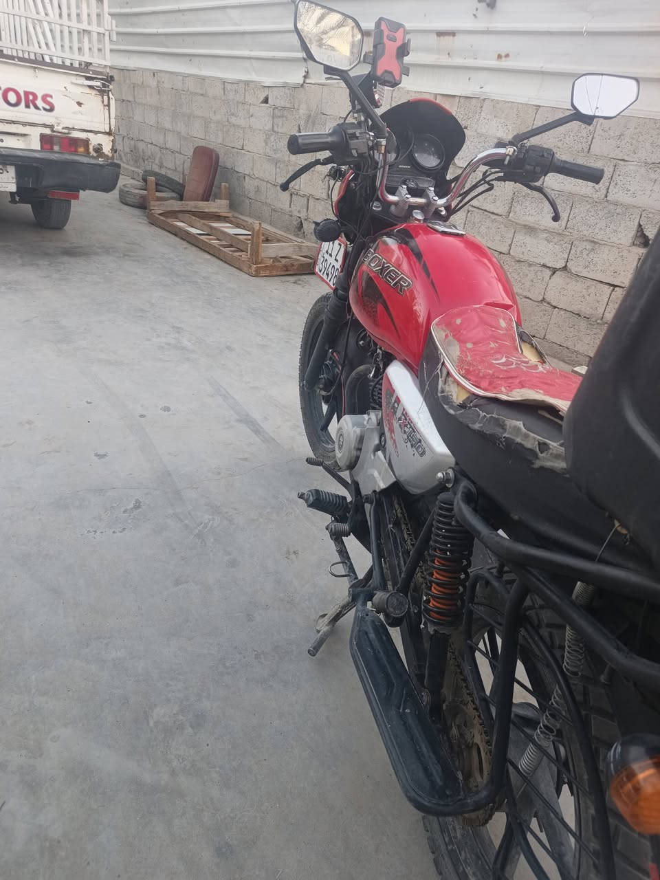 السلام عليكم

دراجه للبيع
النوع /بوكسر 
الون /احمر
الموديل /2023 شهر اال11 نازله عل 2024
رقم/بغداد وسنويه
كهربايات كله شغاله 
لايتات زنون سكن ازرق
اشاير كله شغاله يمنه يسره 
دبل اشاره كله شغال 
محرك ناعم ونضيف كلش
الدراجه مجفته مره وحده بلشركه وبعده علضمان 
دراجه منزله على ايدي من شركه المصطفى
السعر    (مليونين وربع )  وبيه مجال 
الهاتف ***********واتساب هم متواجد 
مكاني بغداد الراشديه مال حسينيه
مستعجل علبيع اول واحد يجي ابيعله ما انتضر احد
