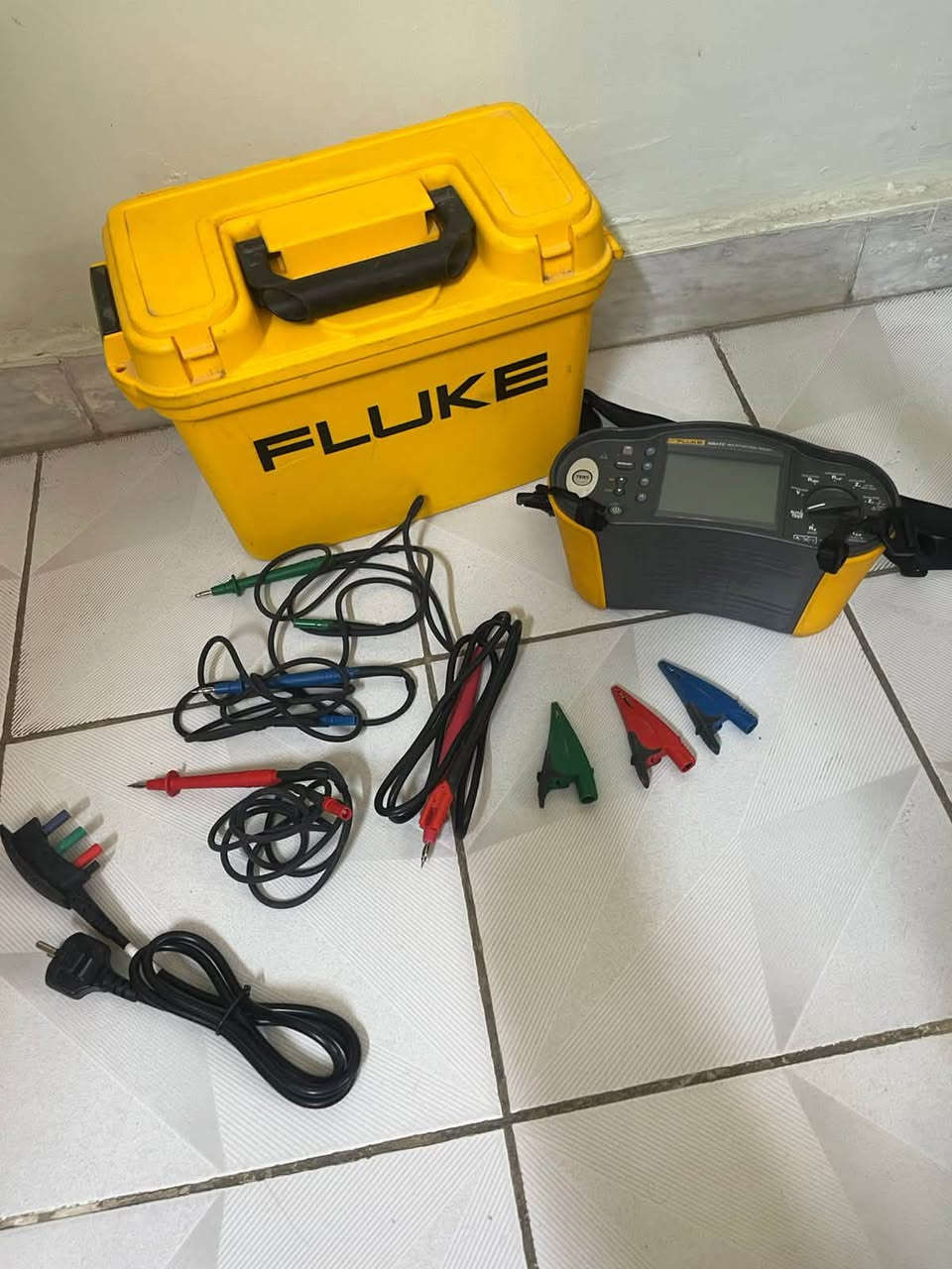 السلام عليكم
للبيع جهاز Fluke 1664 FC الأصلي، من أفضل أجهزة فحص وفيشنغ (Testing & Commissioning) التمديدات الكهربائية، ويُستخدم من قبل المهندسين والكهربائيين المحترفين وشركات المقاولات.

حالة الجهاز:

* استخدام شخصي وخفيف جدًا.
* الجهاز بحالة ممتازة ويعمل بكفاءة 100%.
* بدون أي أعطال أو مشاكل فنية.
* نظيف جدًا كما هو موضح في الصور.

مميزات الجهاز:

* فحص العزل (Insulation Test).
* فحص استمرارية التوصيل (Continuity).
* قياس مقاومة الأرضي (Earth Resistance).
* فحص RCD بجميع أنواعه.
* قياس Loop Impedance.
* قياس الجهد والتردد.
* يدعم حفظ نتائج الفحص وإرسالها عبر تطبيق Fluke Connect.
* جهاز معتمد ويُستخدم في فحص المشاريع والمنشآت الصناعية والتجارية والسكنية.

الجهاز مناسب لـ:

* المهندسين الكهربائيين.
* الكهربائيين المحترفين.
* شركات المقاولات.
* شركات الطاقة الشمسية.
* معامل ومصانع الصيانة.

الجهاز أصلي 100% وتم شراؤه من ألمانيا، وليس تقليدًا.

للاستفسار أو التواصل، يرجى مراسلتي على الخاص


**إذا كنت صاحب هذا الإعلان وتريد حذفه لأي سبب، رجاءا أرسل رسالة إلى الدعم الفني**