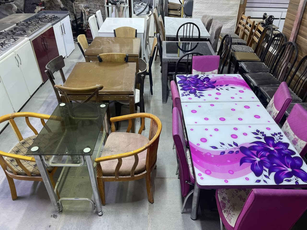 عنوانه قرب ساحة التشابيه شارع الناحيه ***********
