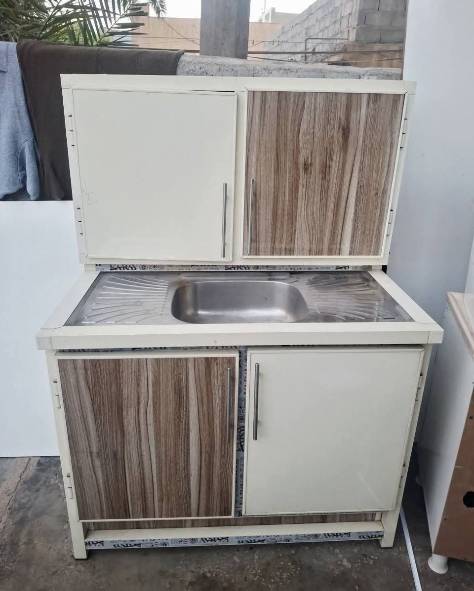 #للبيع
كاونتر مع ملحق للبيع ب 130 الف وبيه مجال 
ثلاجة صغيرة ب 70 وبيه مجال 
للتواصل خاص او ***********
