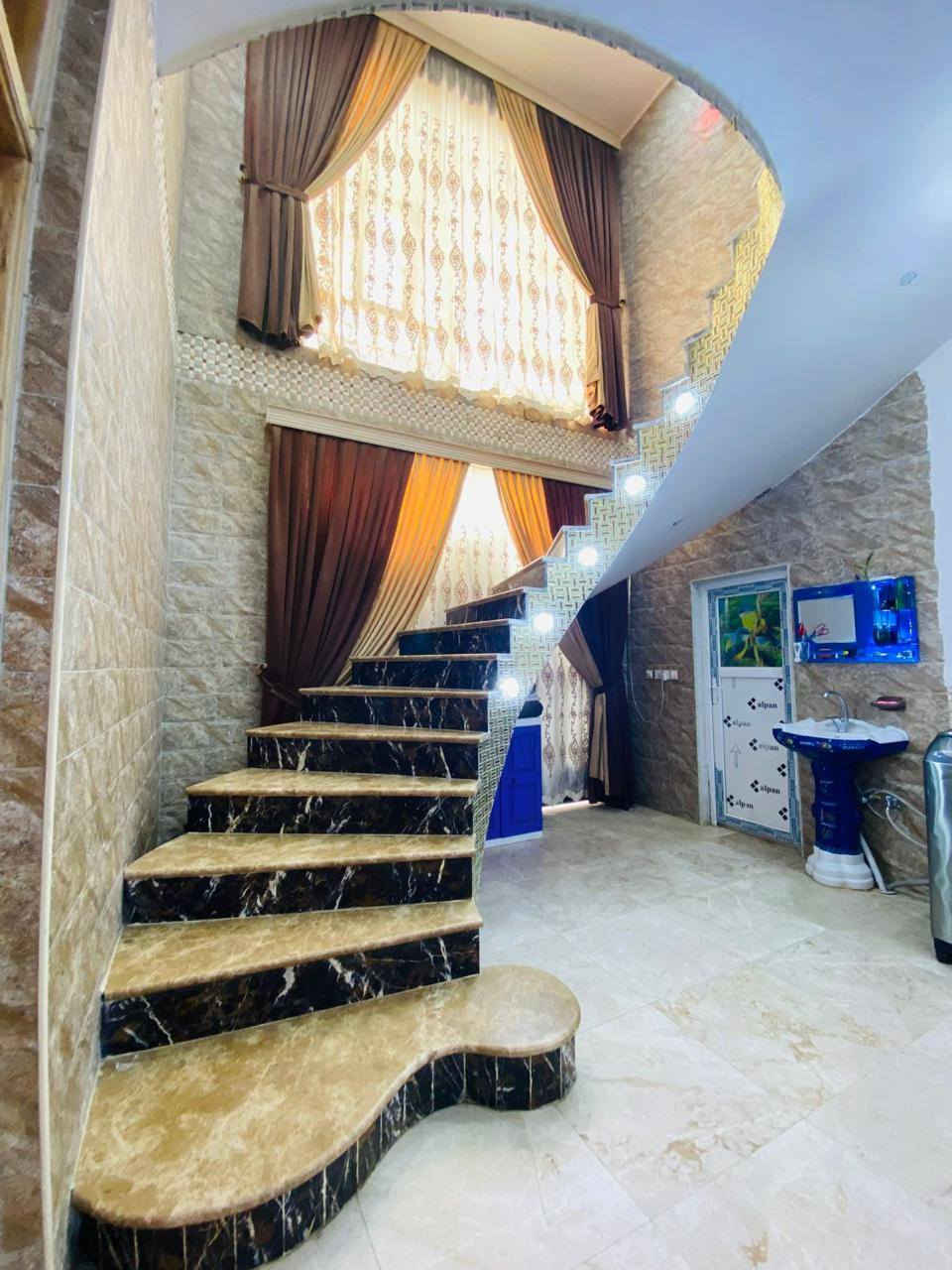 سلام عليكم 
بيت مساحته ٣٠٠ م بناء حديث ٢٠٢٢ 
بابل حله  طهمازيه على شارع شريفه بنت الحسن ع العام قرب مؤسسه اهل البيت 
البيت طابقين ومرمر الطابق الاول والثاني والسيراميك اسباني 
لباقي التفاصيل اتصل على الرقم 
*********** واتساب 
***********
