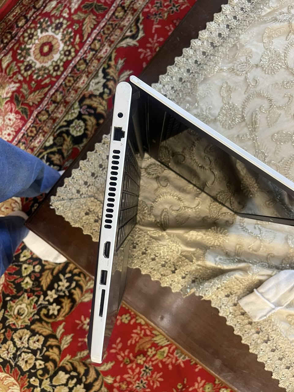 سلام عليكم لابتوب دل للبيع رام 8 هارد واحد تيره نضافته 98‎%‎ كلش حلو و نضيف بس اعتقد يحتاج تبديل بطاريه او تنضيف هاي مواصفاته بل صوره رايده ب 300 وبي مجال حيل قليل يفيد للدراسه او الشغل لاب كلش حلو  مكاني بغداد ***********
