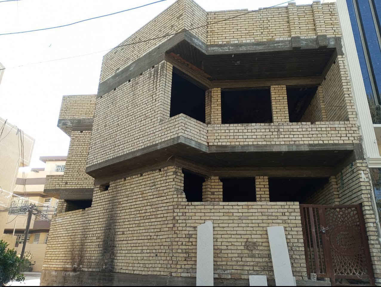 السلام عليكم تعلن شركة الجبوري للعقار والمقاولات العامه عن بيع دار ركن  ملك صرف زراعي سند 25 في منطقة الكريعات الدهاليك شارع الجوبه هيكل تريد على هاي الحطه تريد تسليم مفتاح
1 المساحة 90 مترررررر
2 الواجه 7 مترررر 
3 النزال 13 متررر
4 عرض الشارع 6 متررر 
5 السعر 190  مليون  وبي مجال 
يتكون من طابقين وستاره وبيتونه وسطح 
عنوان الشركة الكريعات الكويتي شارع حسينية ابي تراب قرب فلكة القرغولي استفسار اتصال على الارقام التاليه 
*********** أبو صكر الجبوري 
***********
