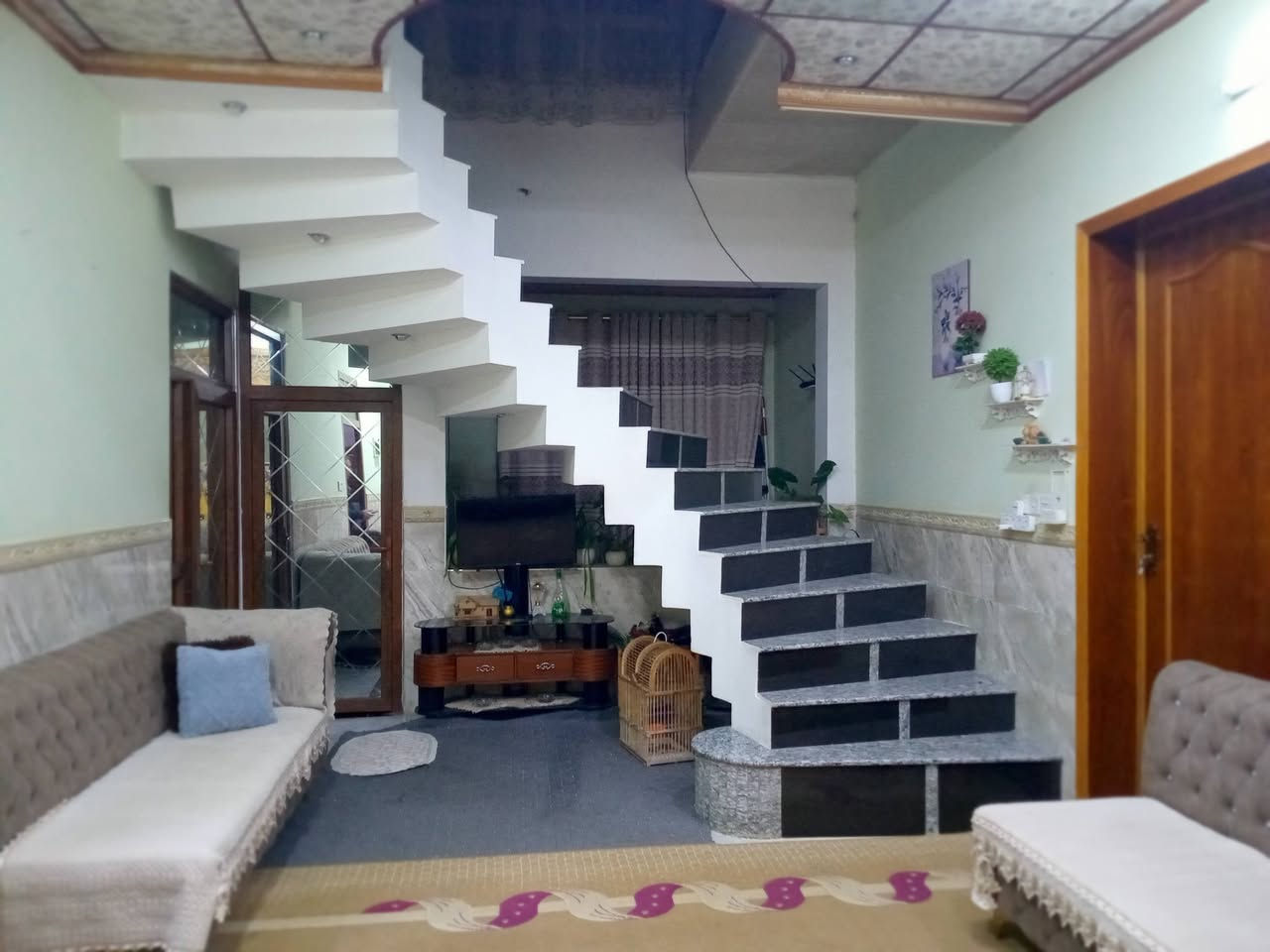 بيت للبيع
حي الملايين الاولى قرب معمل الاخشاب
المساحه360

بناء 180
حديقه180

الواجهه12
العمق30

 طابق واحد (غرفتين، هول، مطبخ حار وبارد، استقبال، صحيات، حديقه كبيره، وكراج) 
  
مساحه الغرف خمسه ونص × اربعه

صنف الارض زراعي، سند 25 حق التصرف
للاستفسار
***********
***********
