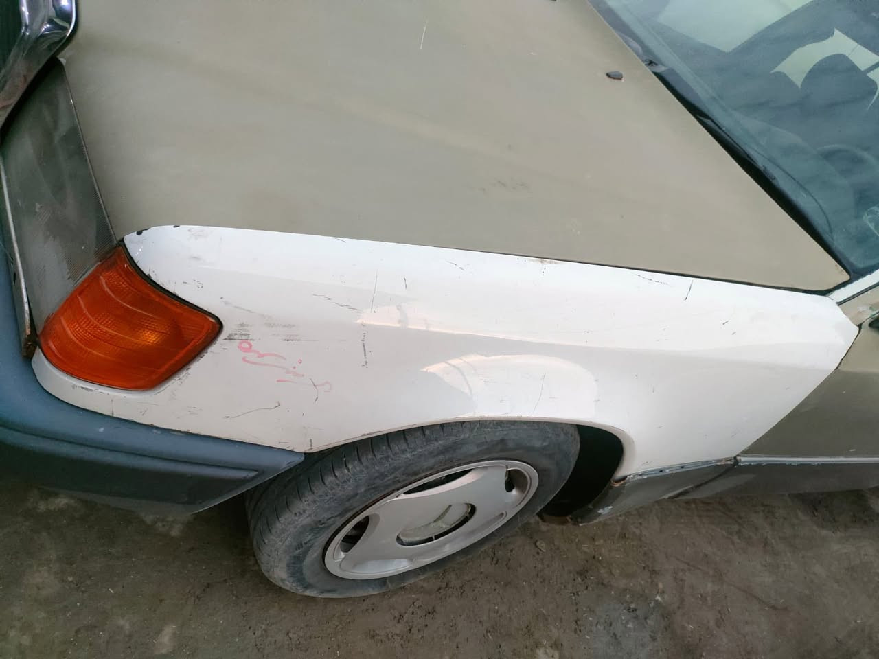 السلام عليكم ورحمة الله
مرسيديس دب مديل 1990 السياره كامله 

رقم السيارة ديالى  تحويل ثاني

السعر ٣٨ورقه وبيه مجال

مكان السيارة بالبصرة

التواصل على الرقم.  ***********./ ***********.  متواجد واتساب
