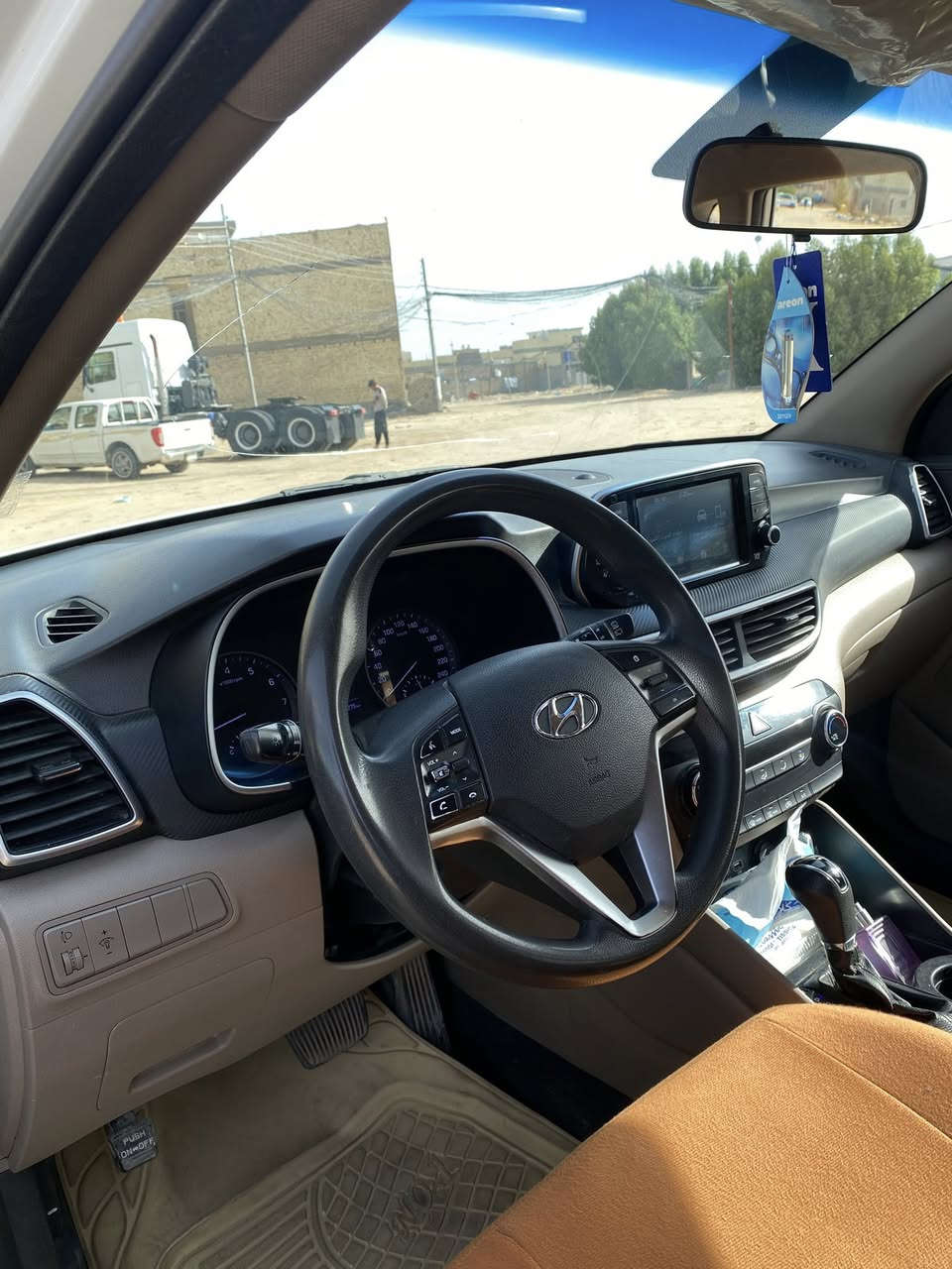 توسان ٢٠١٩ خليجي رقم بابل الماني سنوية ساقطة تنزل من السعر . 
شاشة بلادية 
بصمة 
مري شفط 
اشاير بالمري 
كشن كهرباء 
كشنات جلد جوزي 
دشبول كاربون فايبر 
٣ انظمة قيادة 
ممشى ١٣٠الف كيلو 
ويل كروم 
قطعتين تبريد 
شاحنة لاسلكي 
مكفولة كفالة عامة لكن بيها ملاحظات بسيطة موضحات بصور السونار

مكان السيارة كربلاء المقدسة 
تواصل ***********
سعر ١٨٨ بيها مجال جداً بسيط ماعجبك السعر صلِ على النبي واعبر المنشور 🤍
