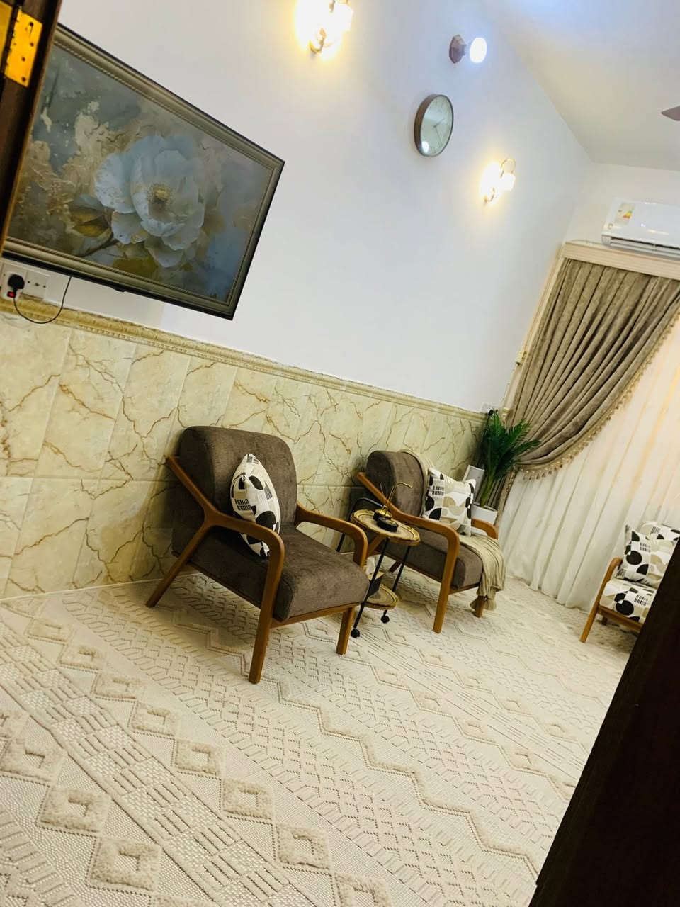 بيت 100 متر طابقين للبيع في حي الزهور(گاع محمد حلوة) السعر 165مليون مع المجال للاستفسار الاتصال بالرقم او واتساب ***********
