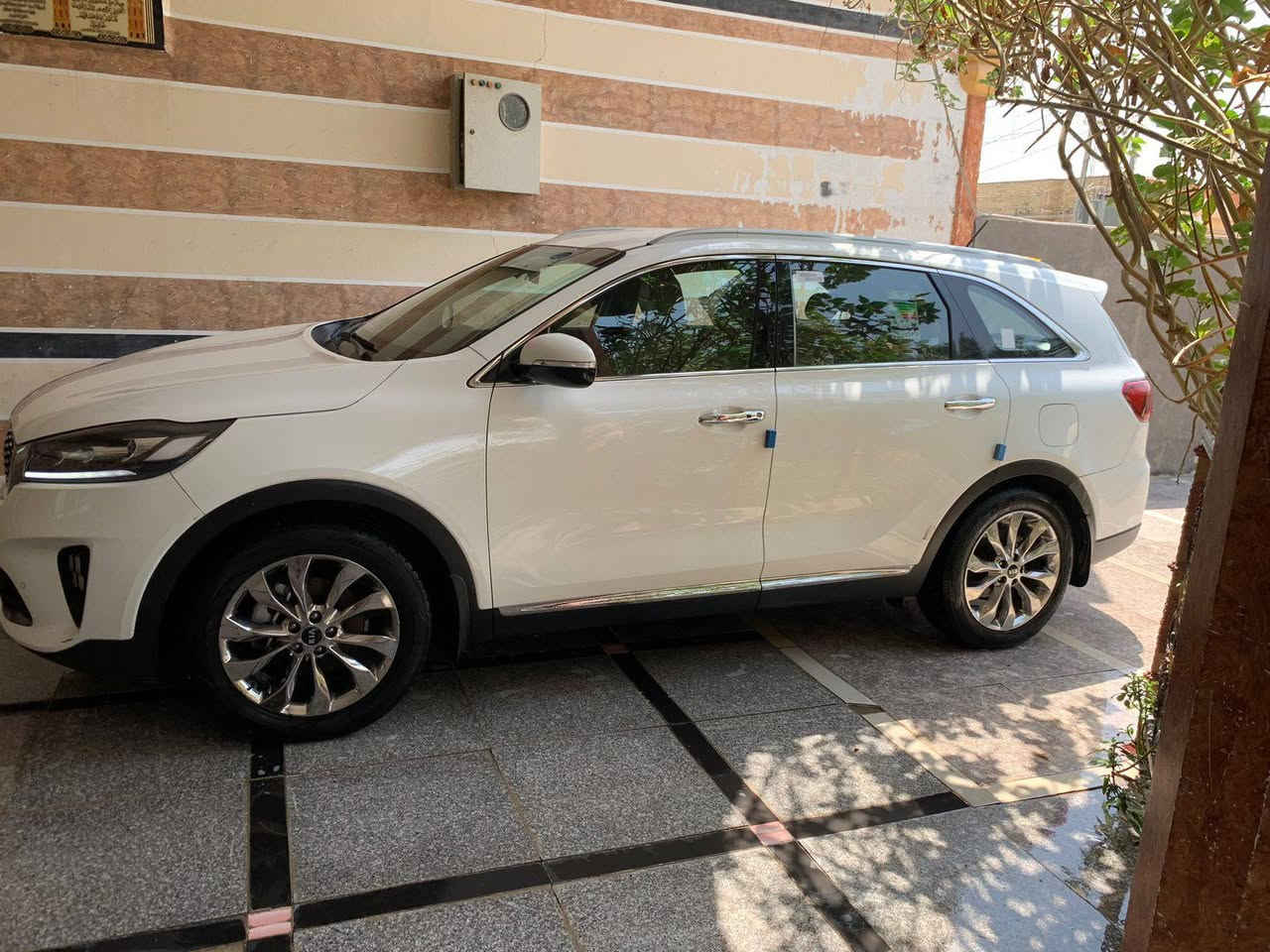 السلام عليكم 
كيا سورنتو 2019 خليجي مكفوله كفاله رقم ذي قار باسمي 
فول موصفات سته سلندر سبعه راكب بصمه حساسات لد نهاري سيارة جاهزة للأخير من كلشي 
السعر 250 وبيها مجال الشراي يتصل وبلخدمه *********** مكان السيارة ناصريه مركز
