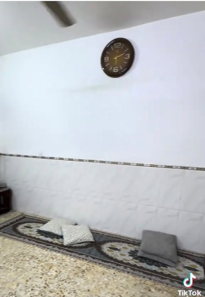 بيت مساحته 90 قاط ونص البيت كامل مكمل صب ورفت واجهيه كامله  مكانه مدينه الصدر خضراء الدسيم للاستفسار 
***********

