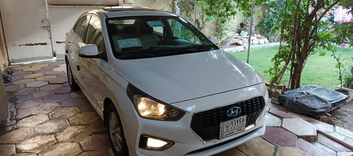 السلام عليكم للبيع هونداي خليجي  اللون ابيض الرقم بغداد  المحرك ١٥٠٠ دبل قطرة
السعر //110 وبيها. مجال بسيط
السيارة  كفالة عامة من الصبغ والبارد والشخوط 
المواصفات /
. قتحة سقف
. شاشة كبيرة 
. داخل بيجي
. كشافات ضباب
. حساسات خلفية
. ويبل كب
للاستفسار الاتصال على الرقم ***********
