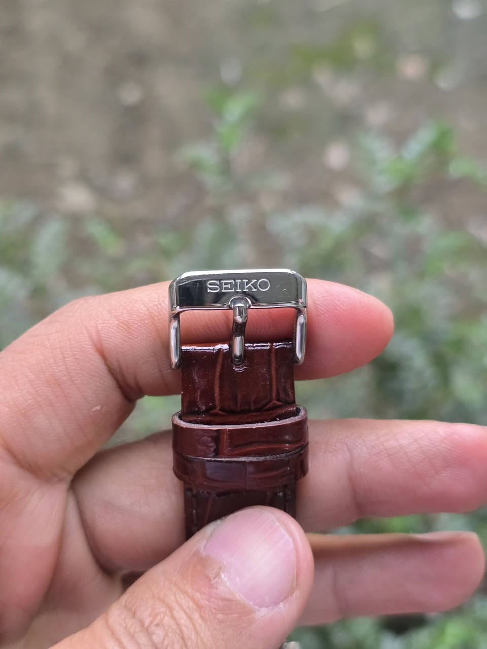 #السعر_خاص_لطفا 
ساعة Seiko Core Solar الموديل SNE102.
تعمل بالطاقة الشمسية (Solar)
ميناء أزرق "Sunburst" 
نافذ لليوم والتاريخ عند الساعة 3
الهيكل: مصنوع من الفولاذ المقاوم للصدأ بلونين (فضي وذهبي)
قطر الساعه 39ملم 
حزام جلدي بني كلاسيكي
مقاومة للماء حتى عمق 100م
مناسبة للسباحة السطحية ولكن ليس للغوص العميق
ابلادية بالكامل 
نظافه تامه


**إذا كنت صاحب هذا الإعلان وتريد حذفه لأي سبب، رجاءا أرسل رسالة إلى الدعم الفني**