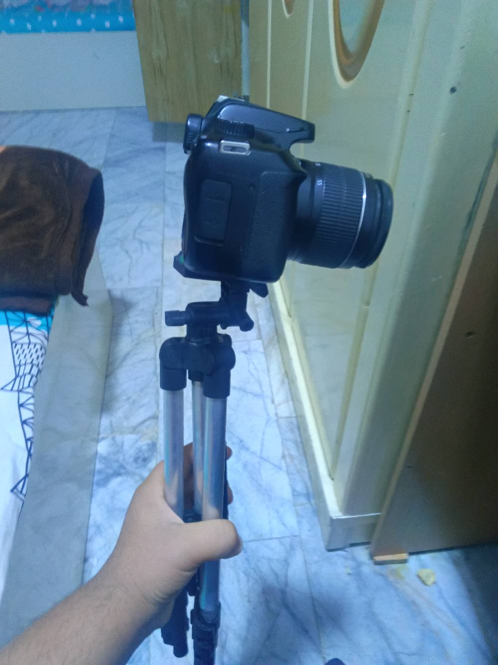 كامرة كانون 4000D
مع عدسهEFS18-55mm
كاميرا مرتبه تفيده أهل المواكب والتجمعات والصور الشخصيه واهل المطابع وكذلك تفيد من جميع النواحي حتى من ناحيه السعر...
ملحقات الكاميرا 
شاحن البطاريه 
وكذلك معاها بطاريه 
وكابل البطاريه ومعاها ستاند هديه 
ارتفاع الاستاند متر او مترين تقريبا 
وكذلك مع حبل الكاميرا الذي تستند عليه في التصوير

المكان ناصريه مركز
السعر 250 وبه مجال 

هذا الرقم الي يشتري 
***********