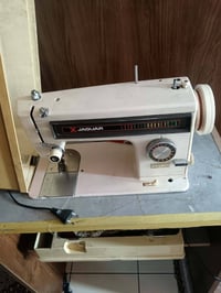مكينة خياطة • شغالة • مستعجلة